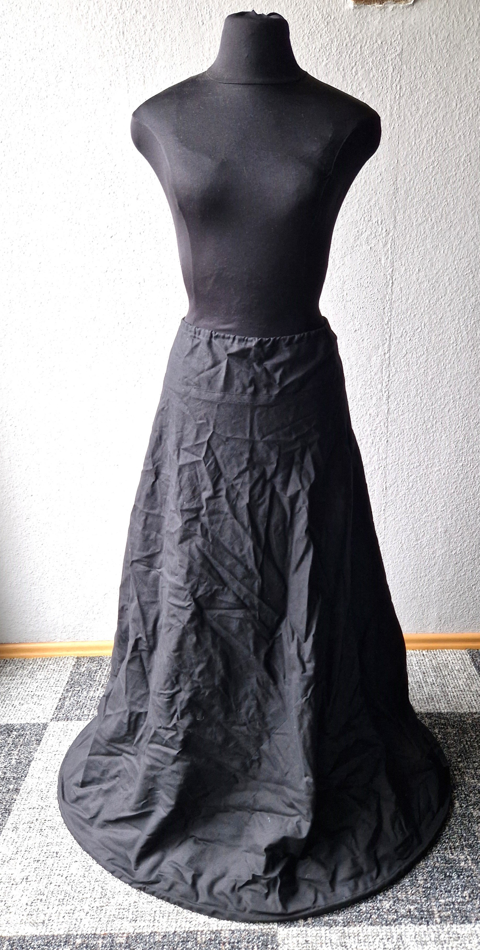 Unterrock aus schwarzer Baumwolle, Anfang 21. Jh. (Schloß Wernigerode GmbH RR-R)
