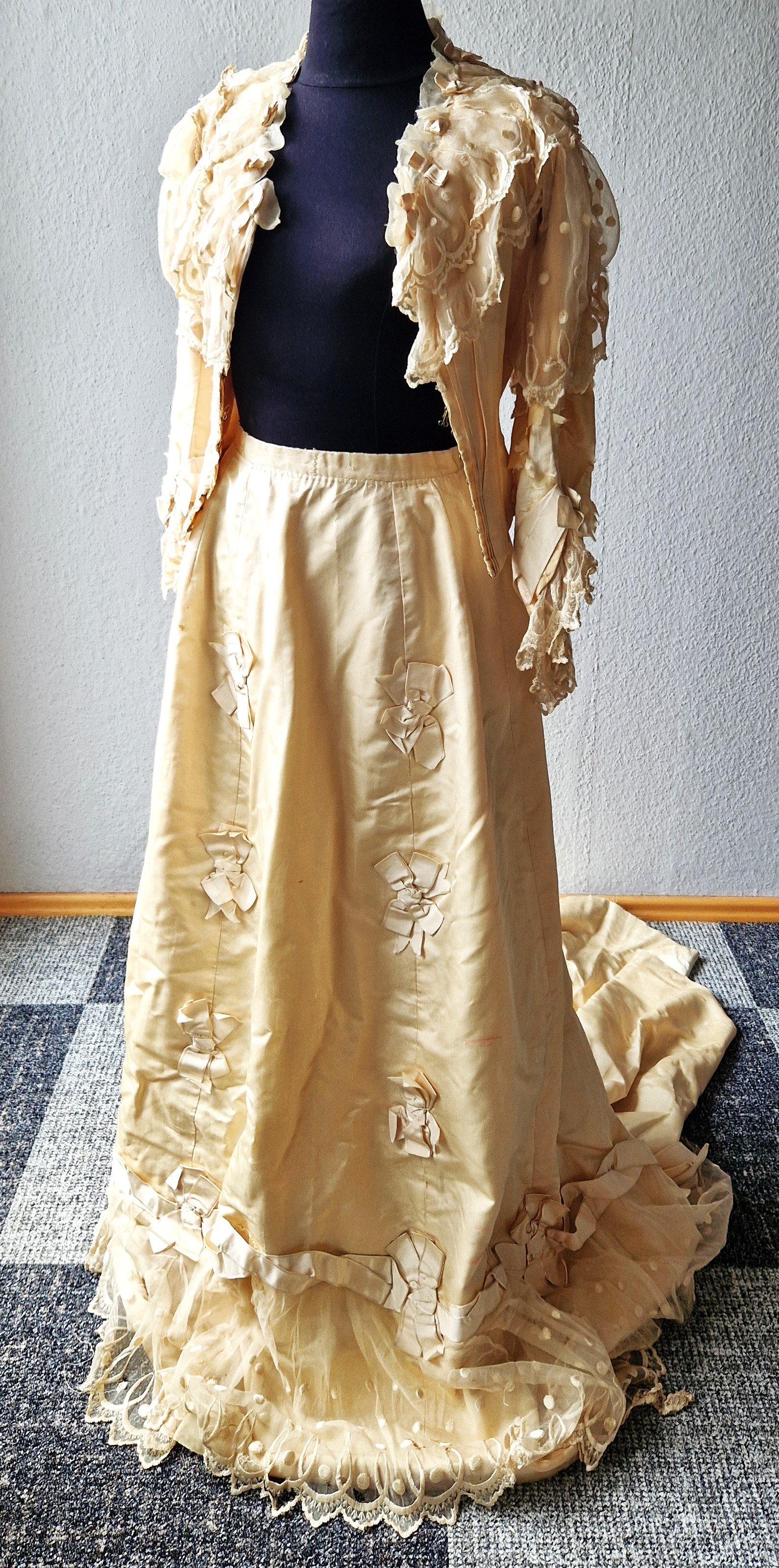 Dreiteiliges Brautkleid aus Seidenrips, um 1885 (Schloß Wernigerode GmbH RR-R)