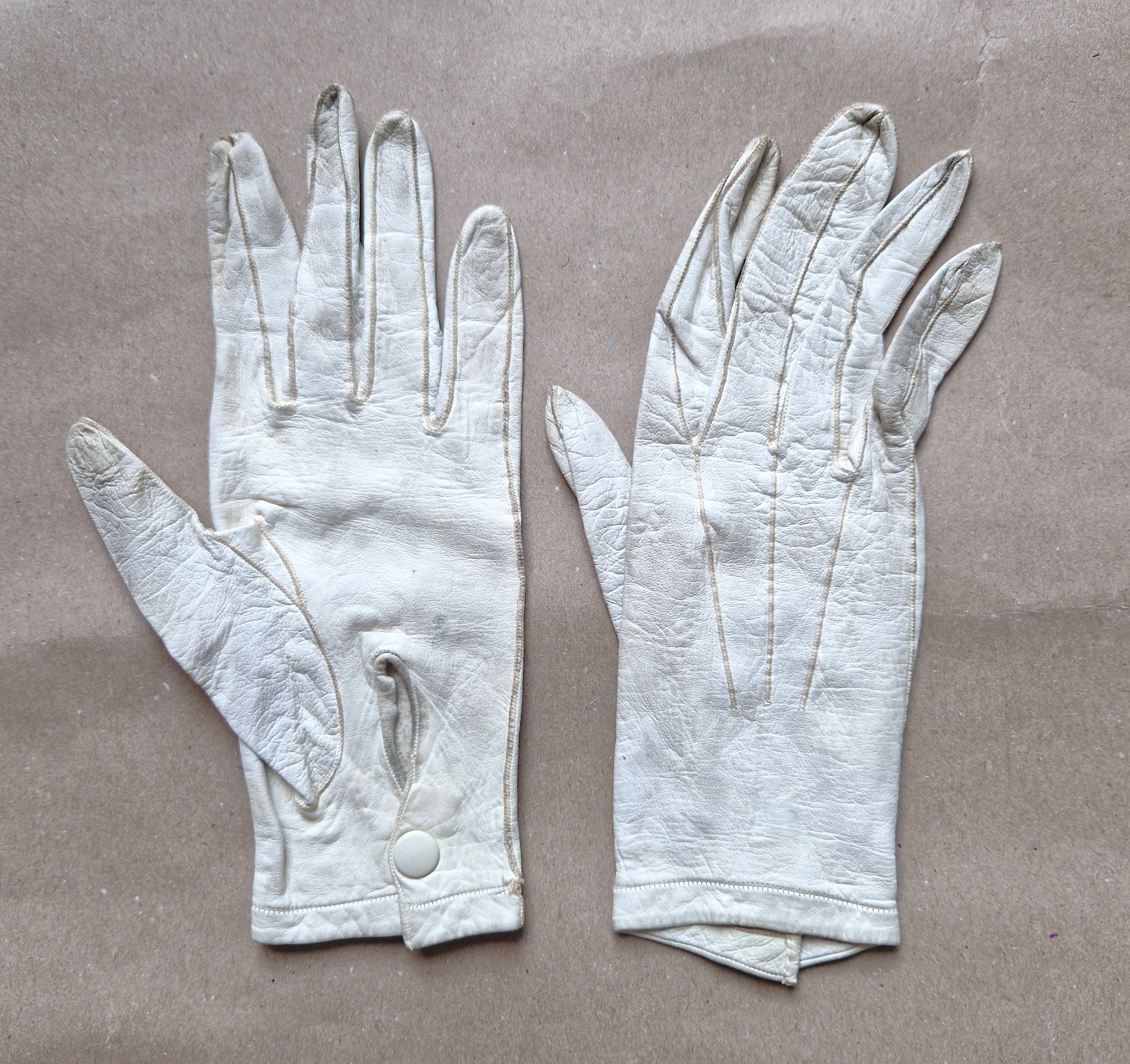 Paar Handschuhe aus Glacéleder, um 1920 (Schloß Wernigerode GmbH RR-R)