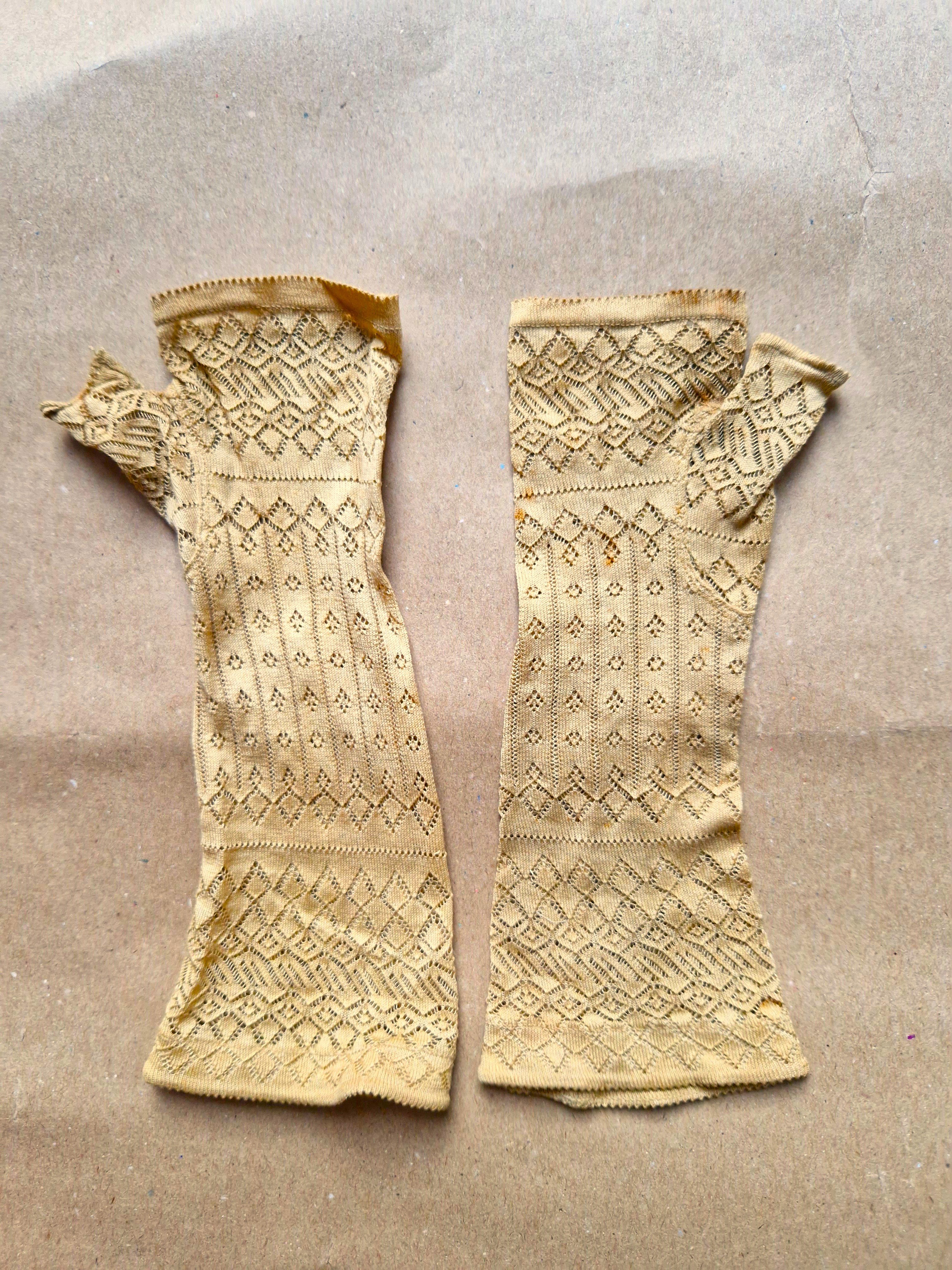 Paar Stulpenhandschuhe aus cremefarbener Spitze, 2. Hälfte 19. Jh. (?) (Schloß Wernigerode GmbH RR-R)