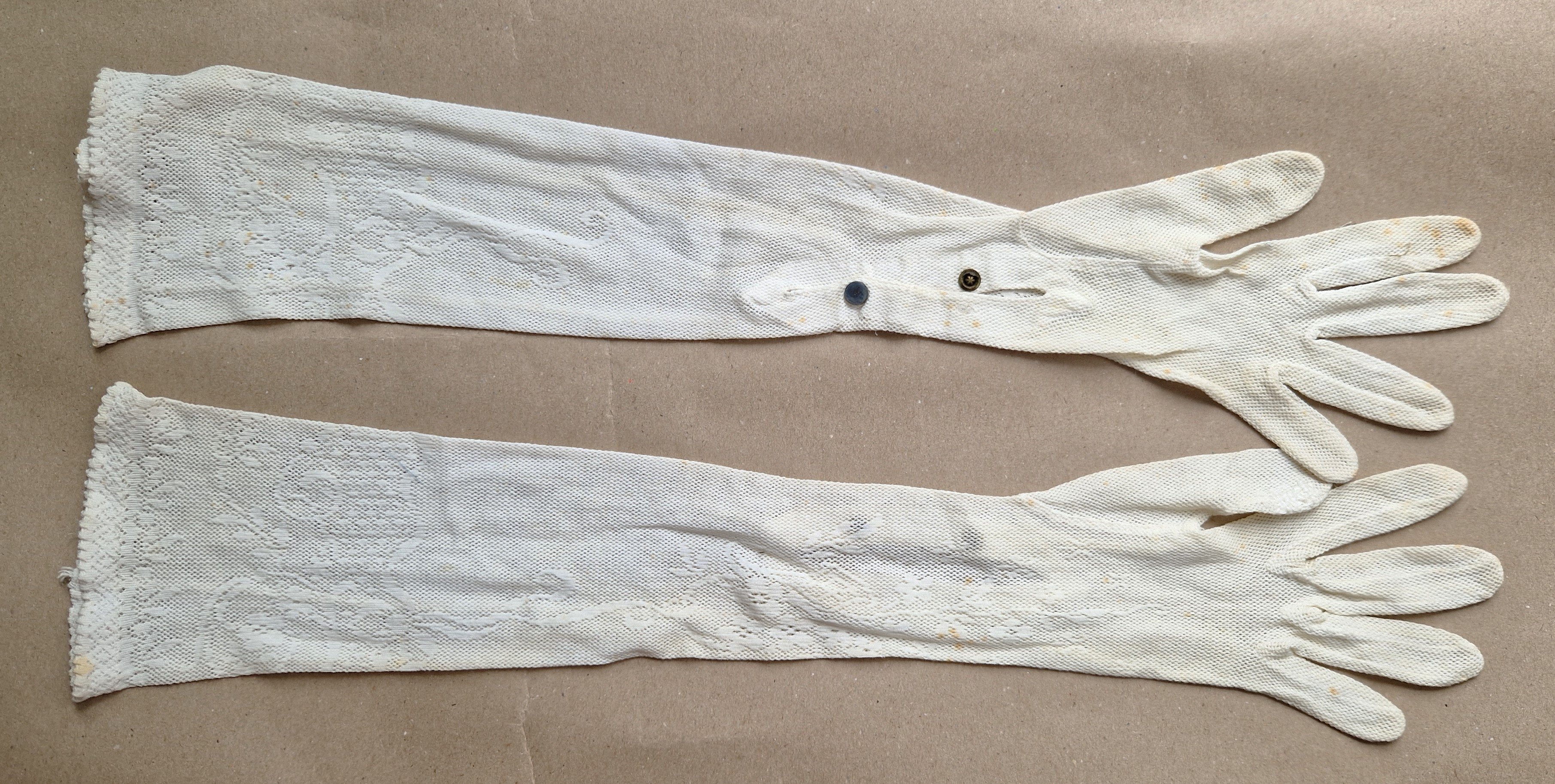 Paar lange Handschuhe aus Spitze, um 1900 (Schloß Wernigerode GmbH RR-R)