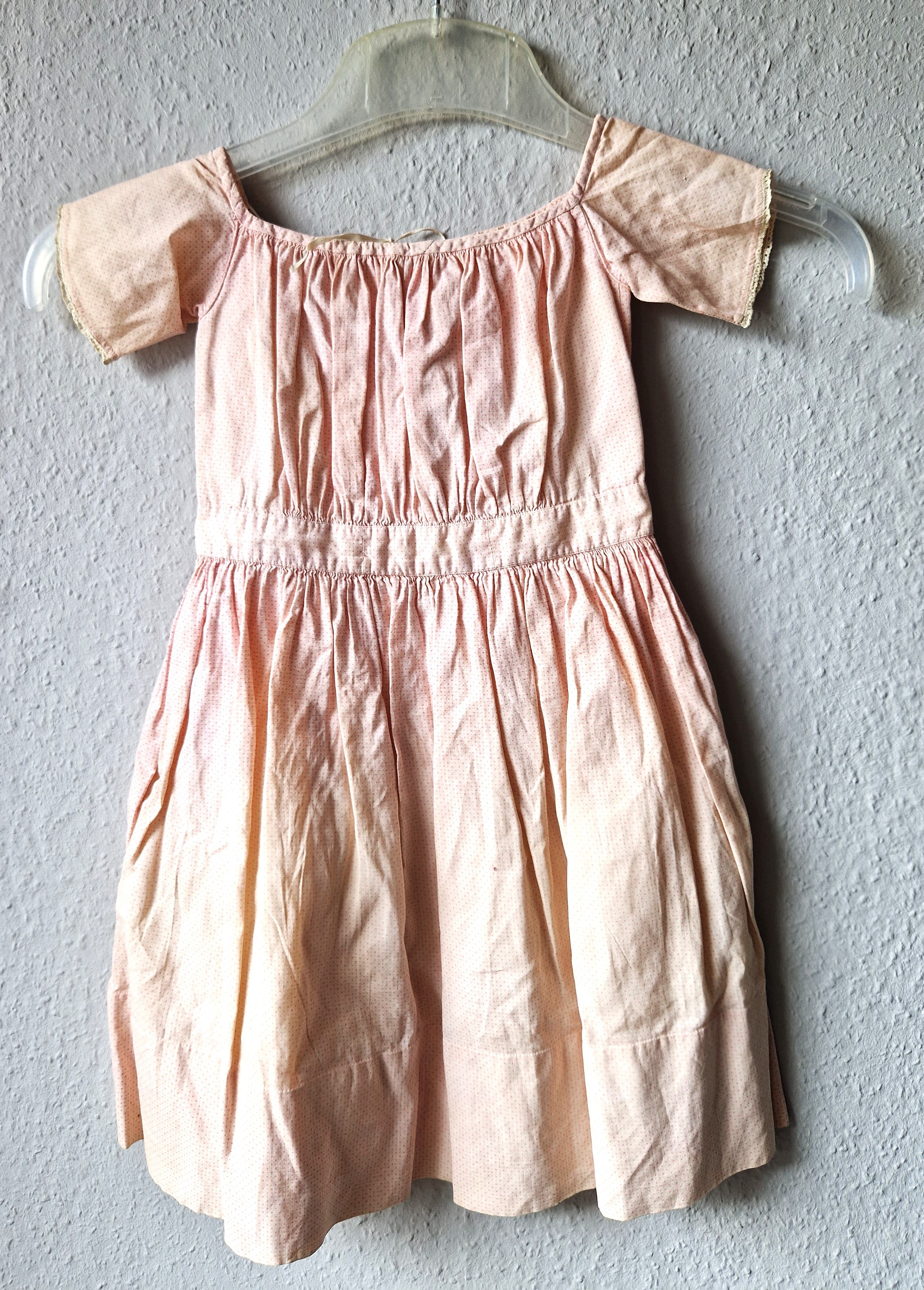 Mädchenkleid aus rosa Leinen, 1920-1950er Jahre (?) (Schloß Wernigerode GmbH RR-R)