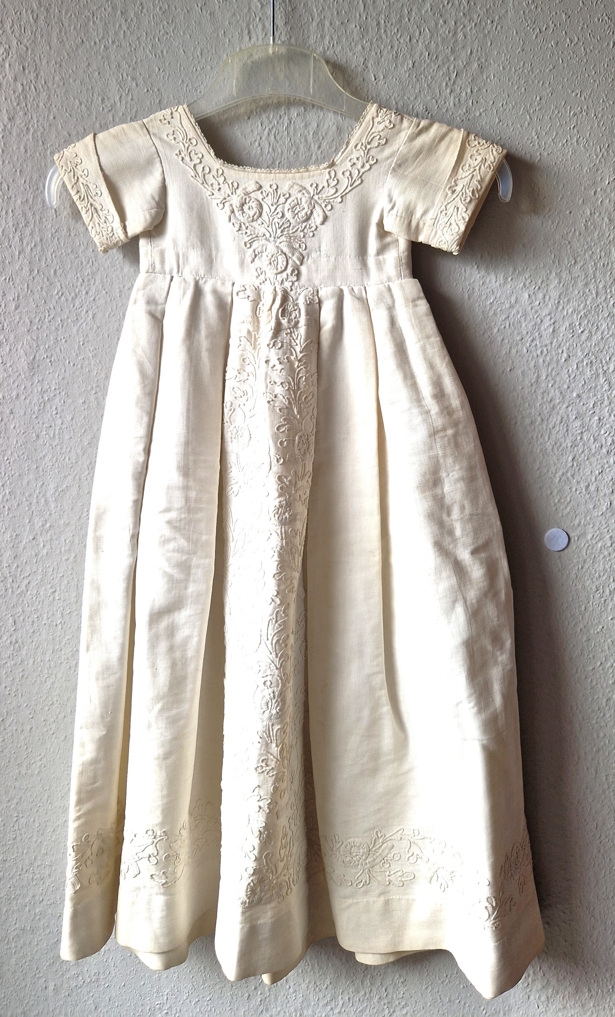 Kinderkleid (Taufkleid) aus Rips mit Weißstickerei, um 1910-1930 (?) (Schloß Wernigerode GmbH RR-R)
