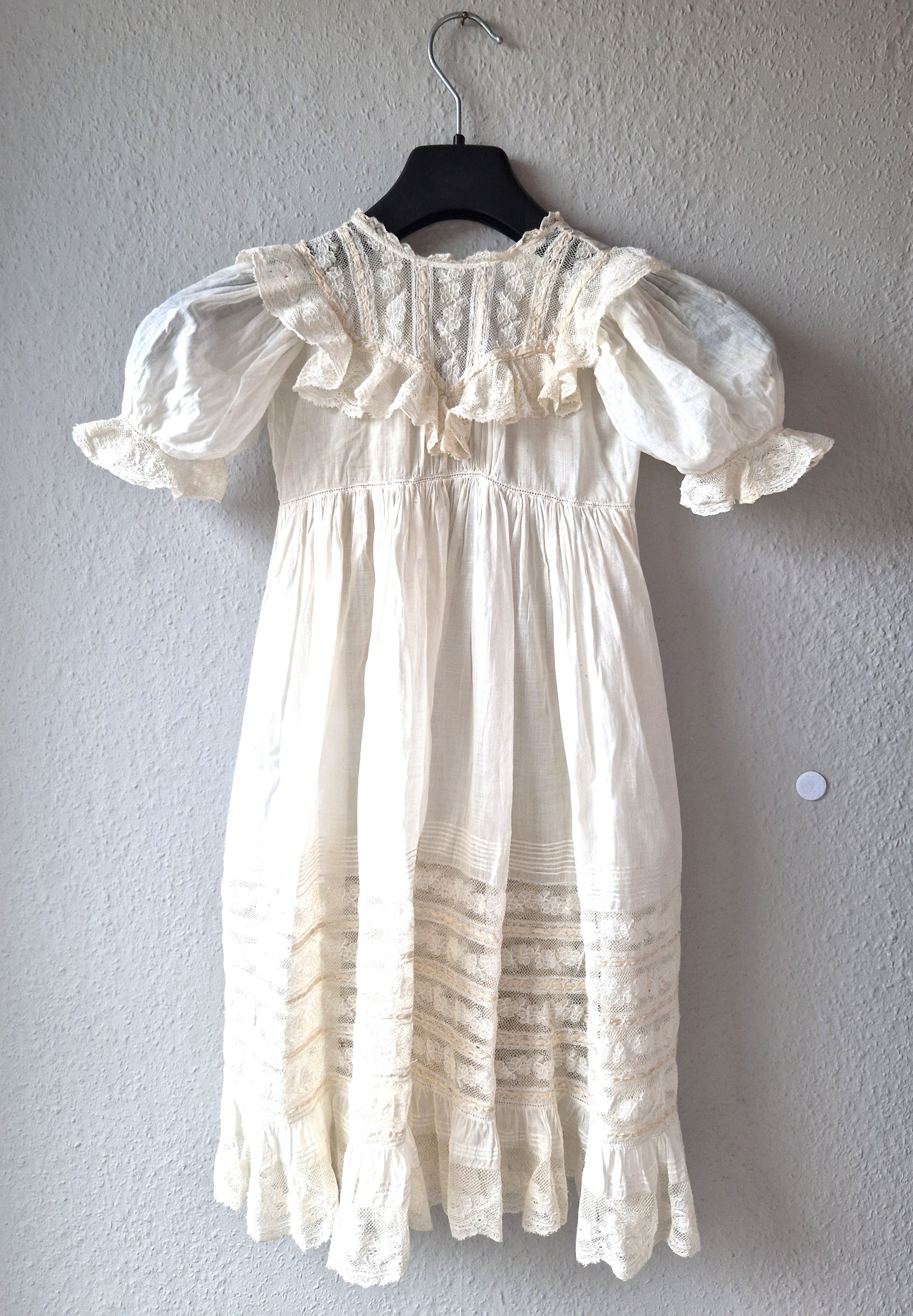 Kinderkleid aus weißem Batist und Spitze, um 1900 (Schloß Wernigerode GmbH RR-R)