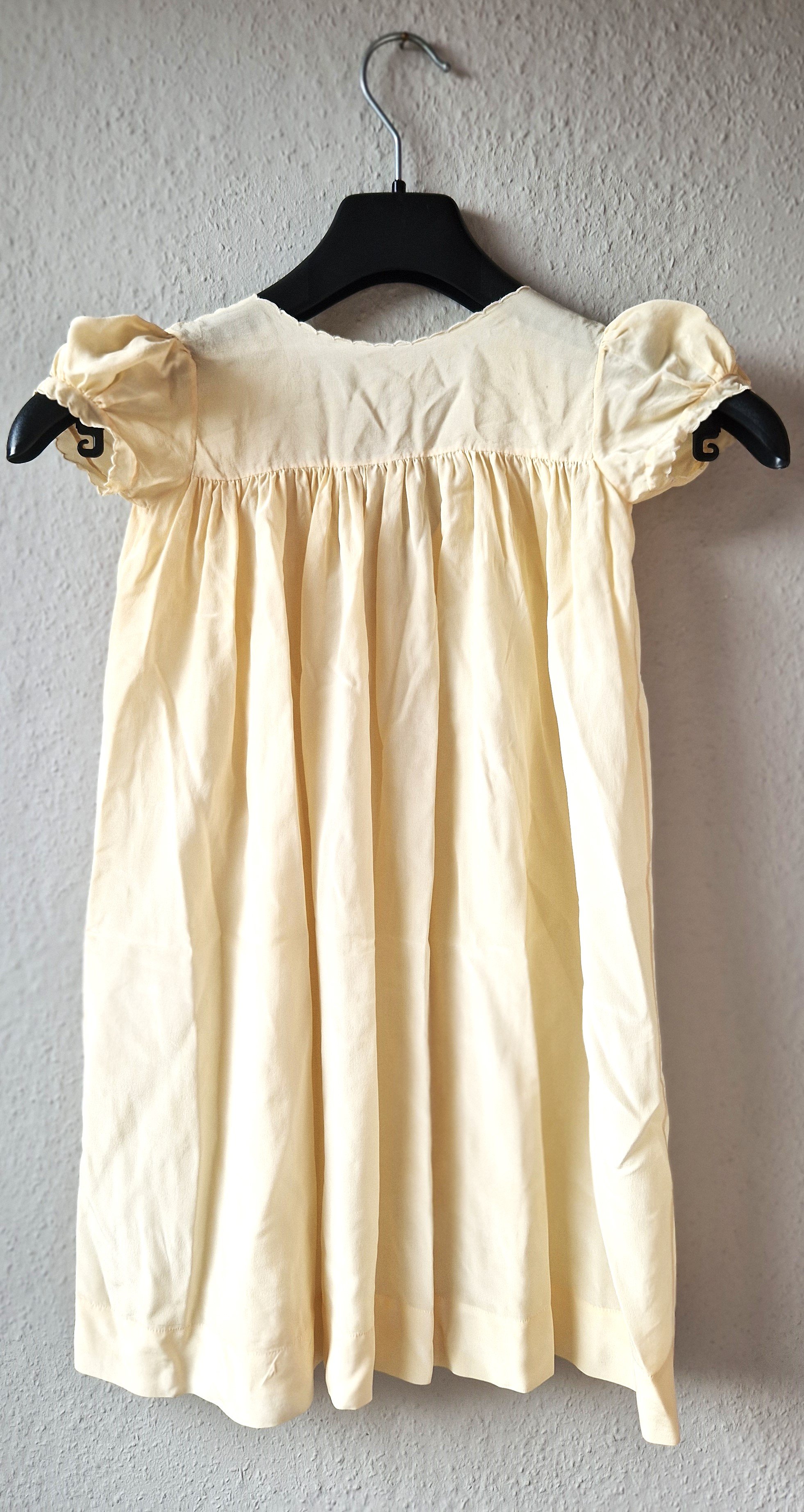 Kinderkleid (Taufkleid) aus cremefarbener Seide, 2. Hälfte 20. Jh. (?) (Schloß Wernigerode GmbH RR-R)