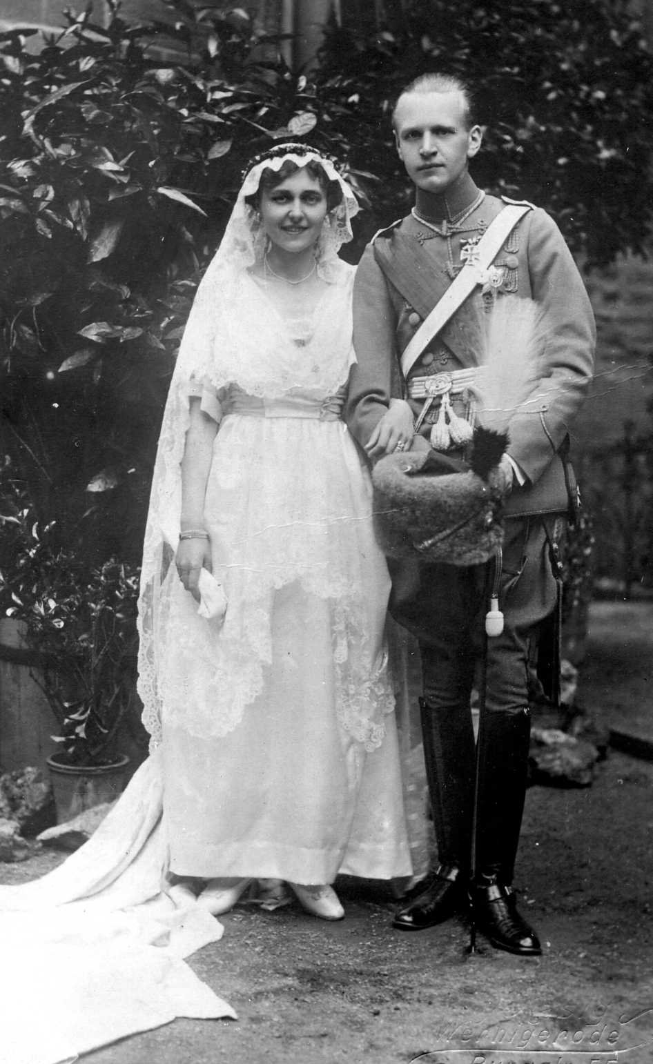Botho Erbprinz zu Stolberg-Wernigerode und seine Gemahlin Renata, geb. Prinzessin von Schoenaich-Carolath, am Tag ihrer Hochzeit 1920 (Schloß Wernigerode GmbH RR-F)
