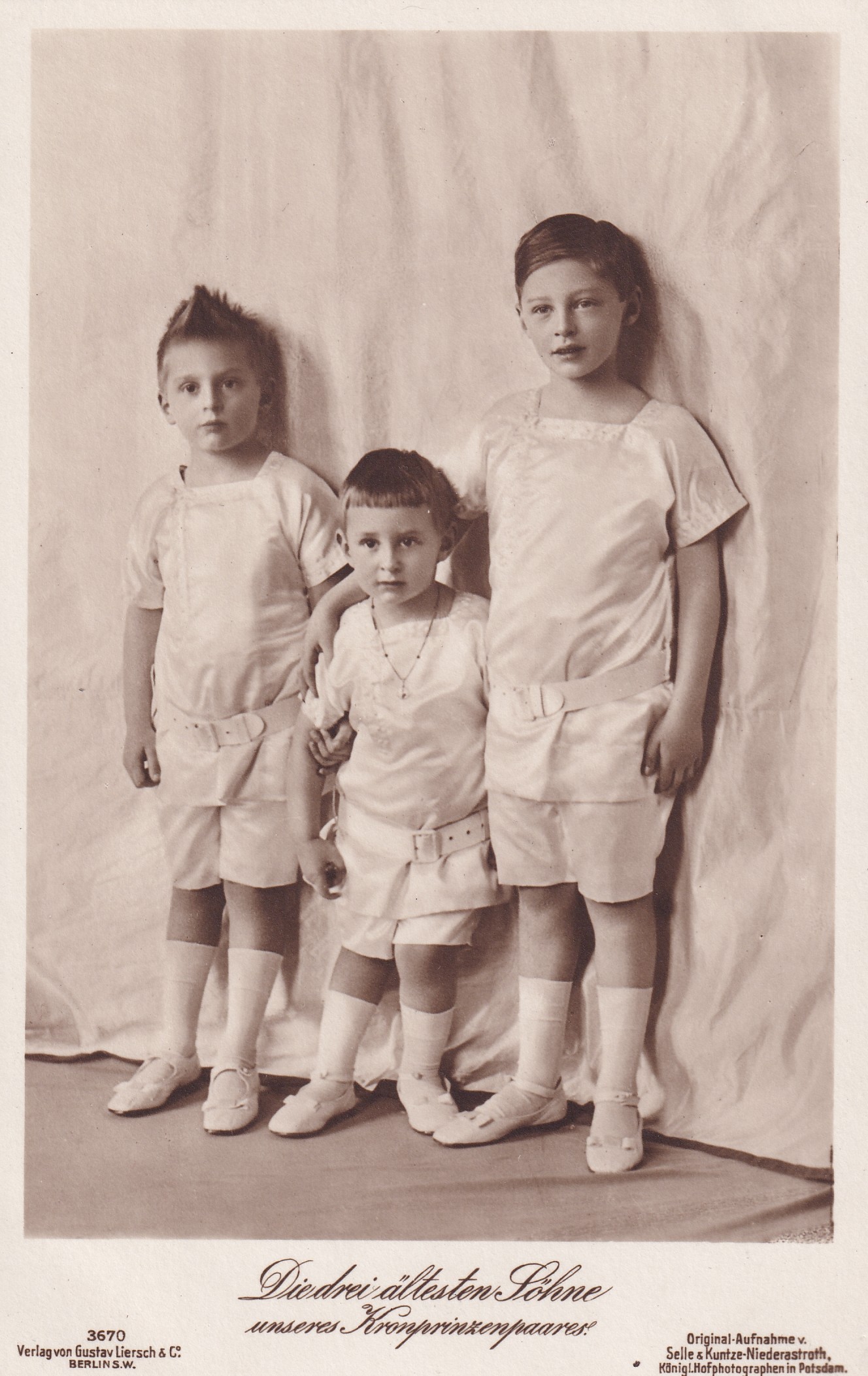 Bildpostkarte mit Foto der drei ältesten Söhne des letzten deutschen Kronprinzenpaares, 1912 (Schloß Wernigerode GmbH RR-F)