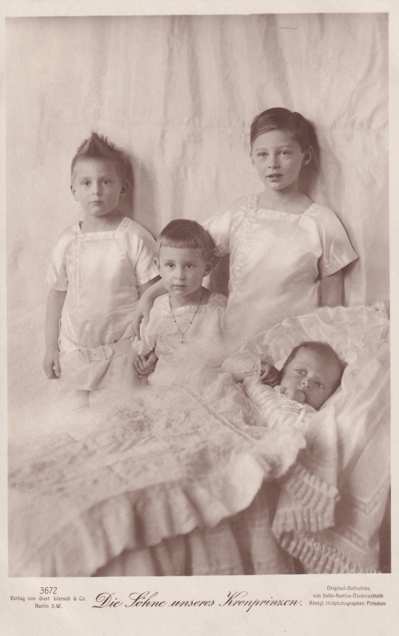 Bildpostkarte mit Foto der vier Söhne des letzten deutschen Kronprinzenpaares, 1912 (Schloß Wernigerode GmbH RR-F)