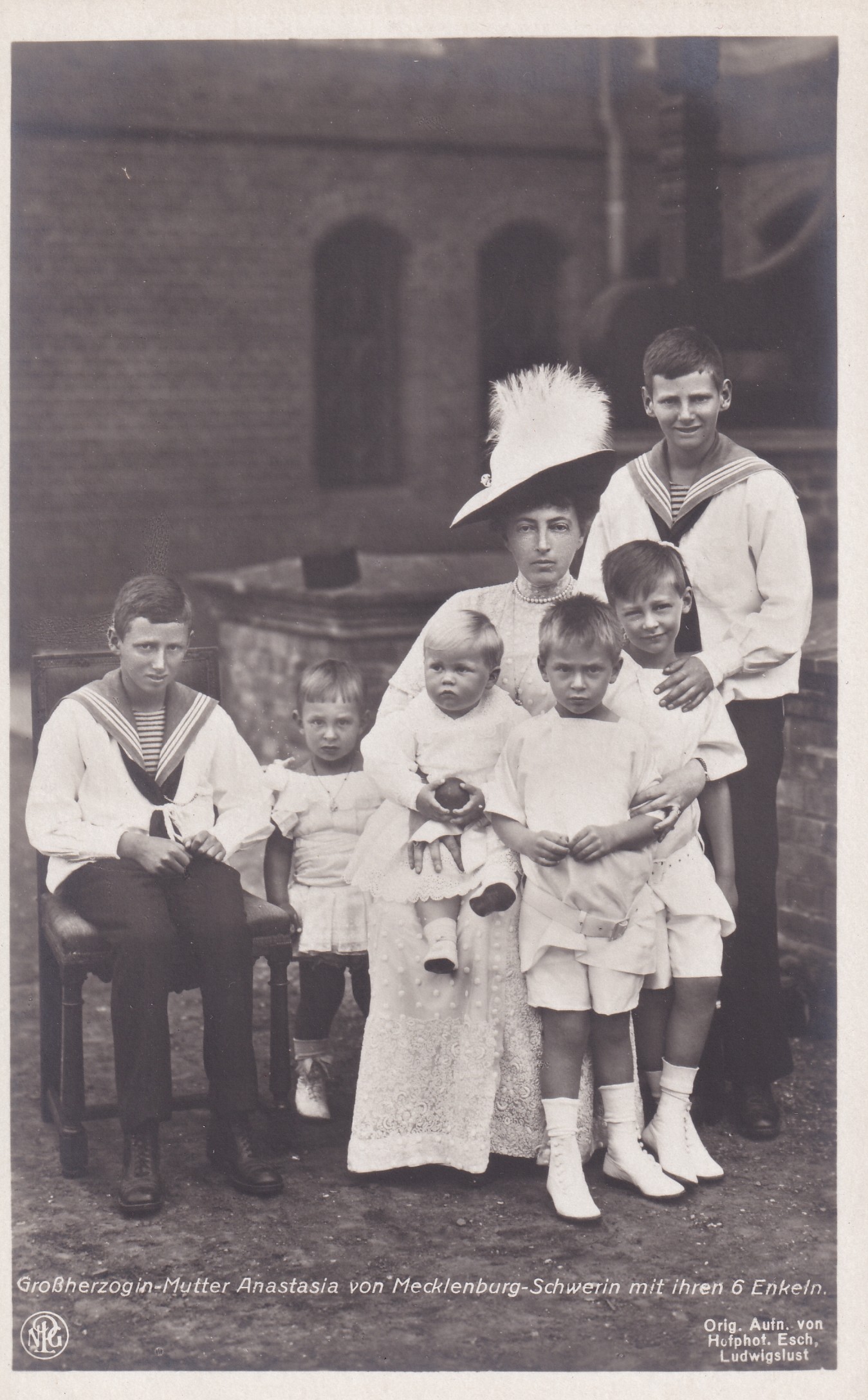 Bildpostkarte von Großherzogin Anastasia v. Mecklenburg-Schwerin und ihren Enkeln, 1911 (Schloß Wernigerode GmbH RR-F)