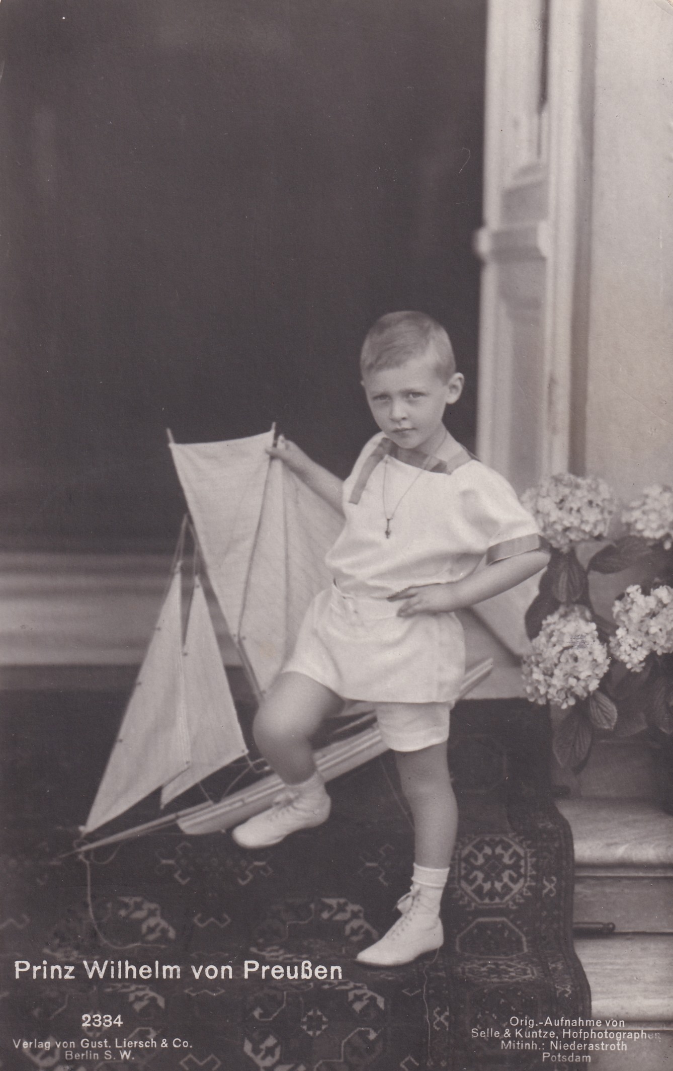 Bildpostkarte mit Foto des Prinzen Wilhelm von Preußen (1906-1940), 1909 (Schloß Wernigerode GmbH RR-F)