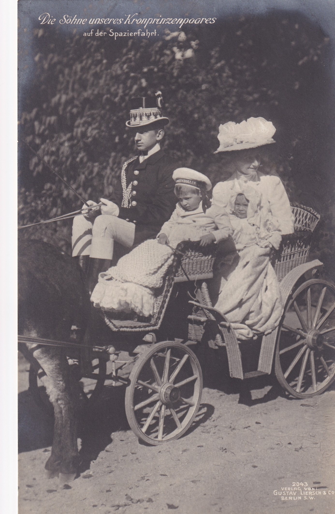 Bildpostkarte mit den zwei ältesten Söhnen des Kronprinzenpaares auf einer Ausfahrt, 1908 (Schloß Wernigerode GmbH RR-F)