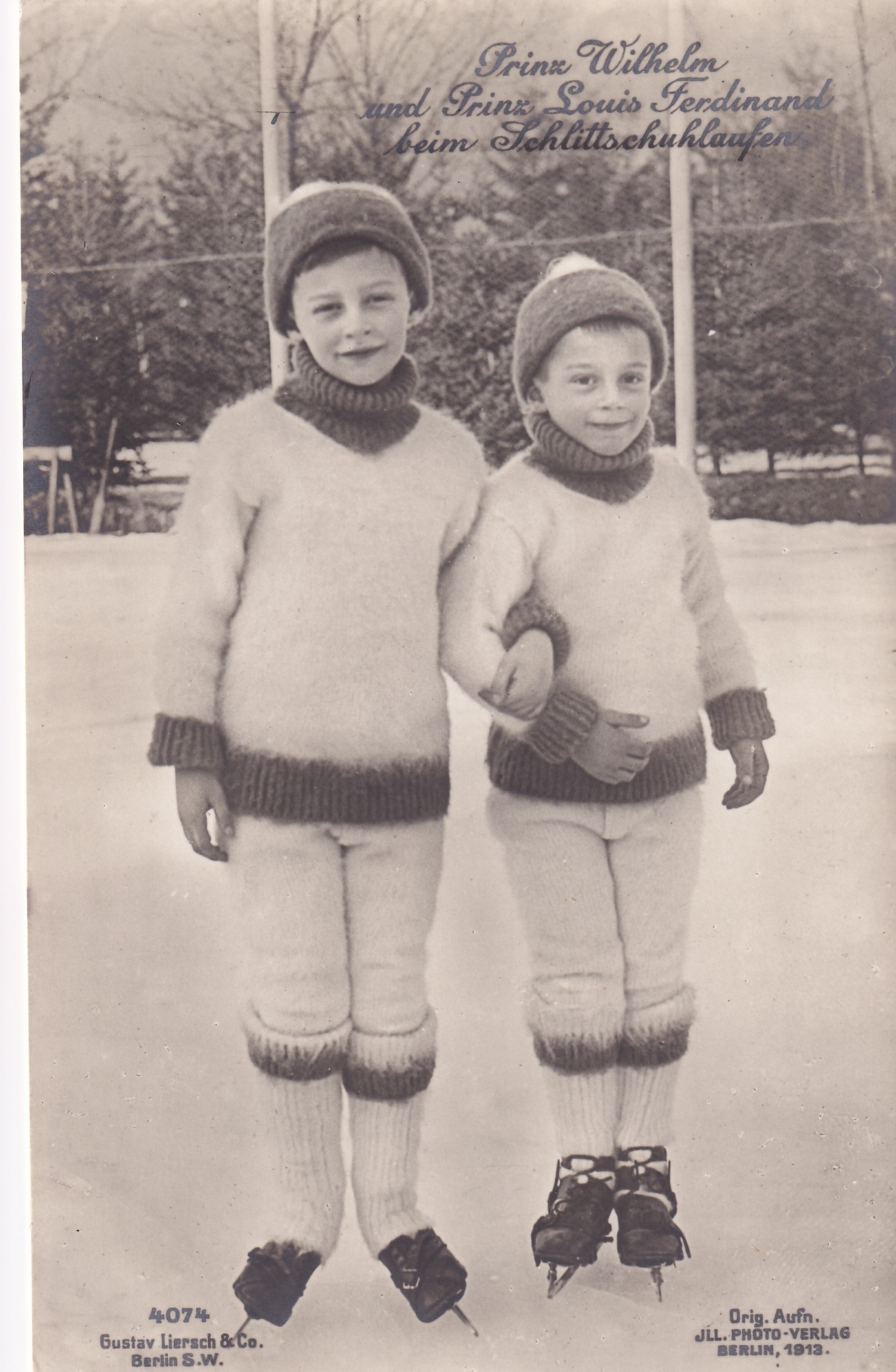 Bildpostkarte mit den beiden ältesten Söhnen des Kronprinzenpaares beim Schlittschuhlaufen, 1913 (Schloß Wernigerode GmbH RR-F)