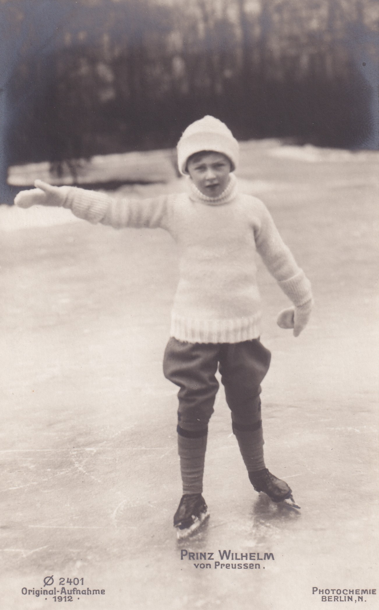 Bildpostkarte mit Foto des Prinzen Wilhelm von Preußen (1906-1940) beim Schlittschuhlaufen, 1912 (Schloß Wernigerode GmbH RR-F)