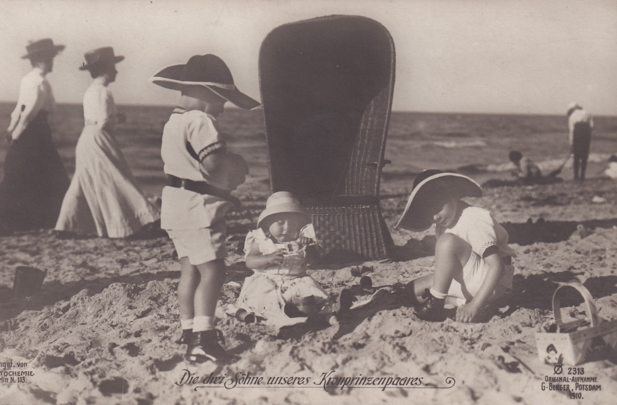Bildpostkarte mit drei Söhnen des Kronprinzenpaares am Strand, 1910 (Schloß Wernigerode GmbH RR-F)