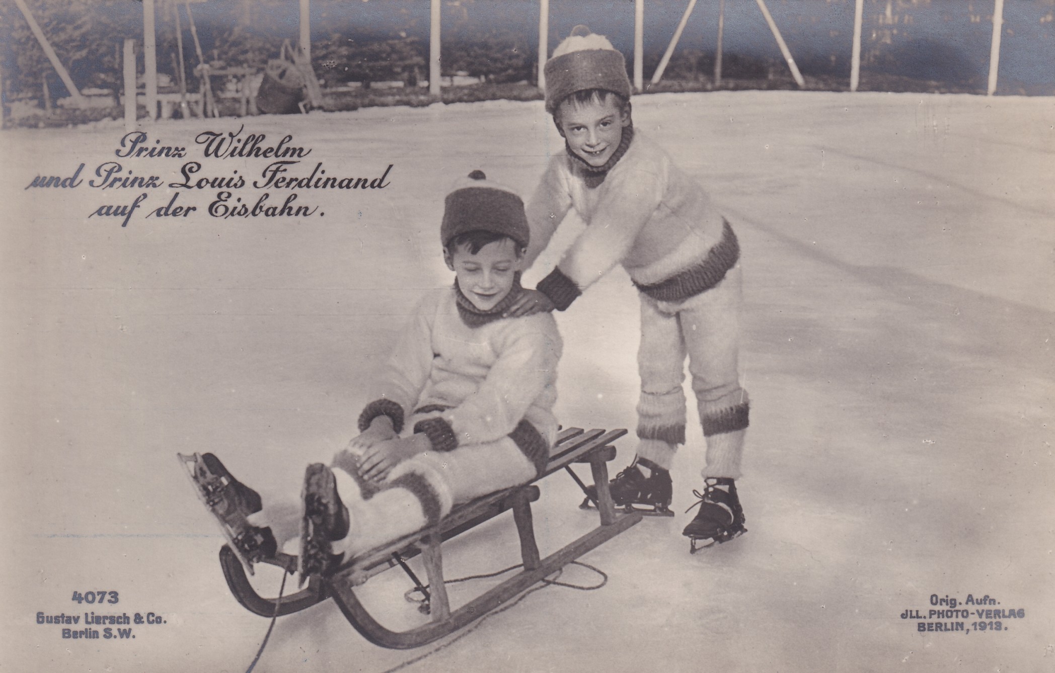 Bildpostkarte mit den beiden ältesten Söhnen des Kronprinzenpaares beim Schlittenfahren, 1913 (Schloß Wernigerode GmbH RR-F)