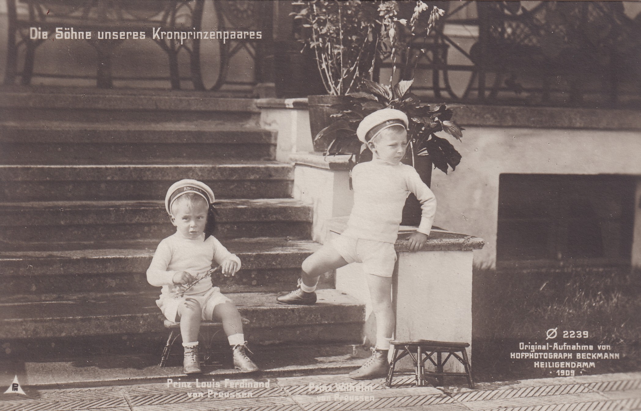 Bildpostkarte mit den beiden ältesten Söhnen des Kronprinzenpaares in Heiligendamm, 1909 (Schloß Wernigerode GmbH RR-F)