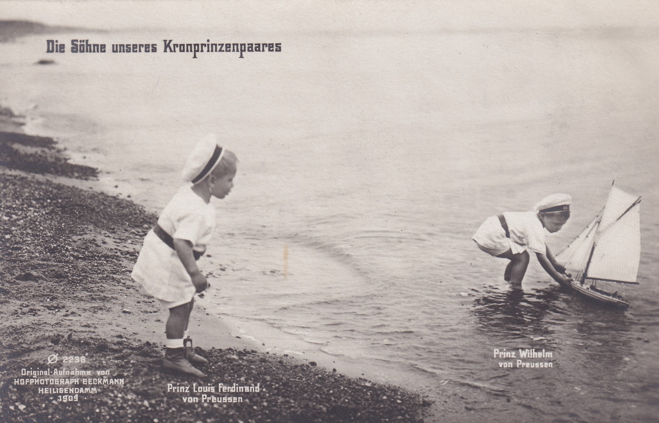 Bildpostkarte mit den beiden ältesten Söhnen des Kronprinzenpaares am Strand, 1909 (Schloß Wernigerode GmbH RR-F)