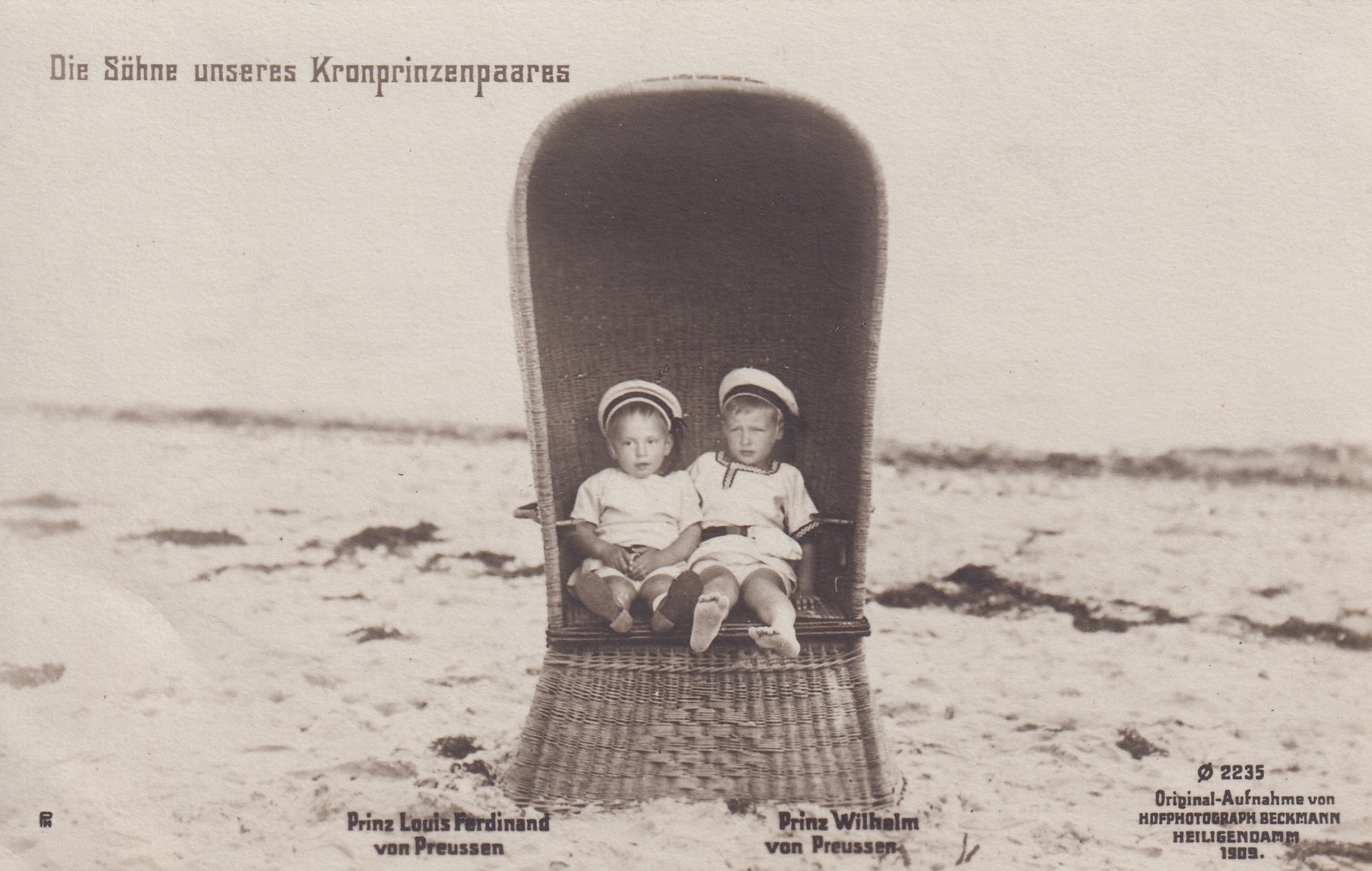 Bildpostkarte mit den ältesten Söhnen des Kronprinzenpaares im Strandkorb, 1909 (Schloß Wernigerode GmbH RR-F)