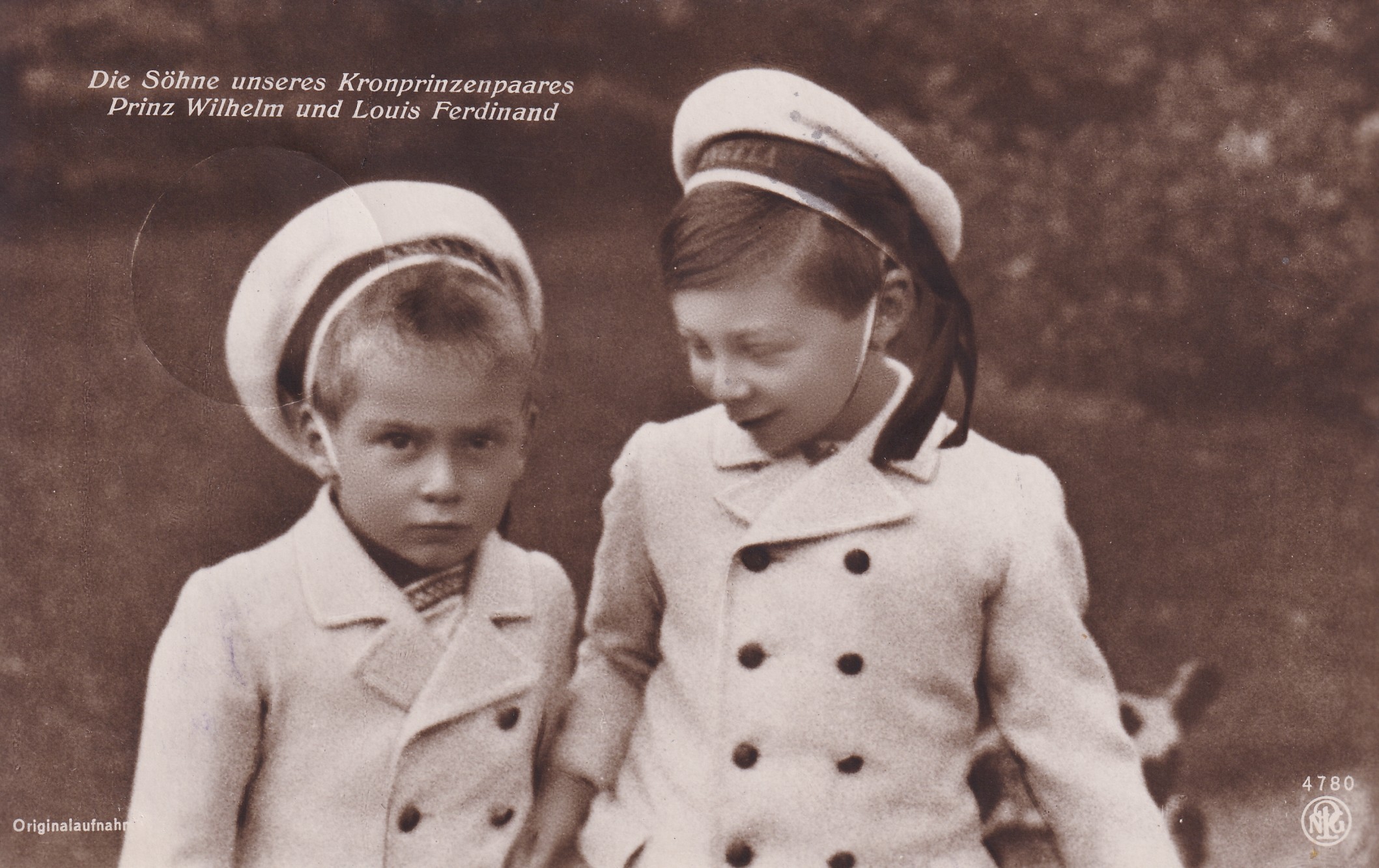 Bildpostkarte mit den beiden ältesten Söhnen des Kronprinzenpaares, 1910 (Schloß Wernigerode GmbH RR-F)
