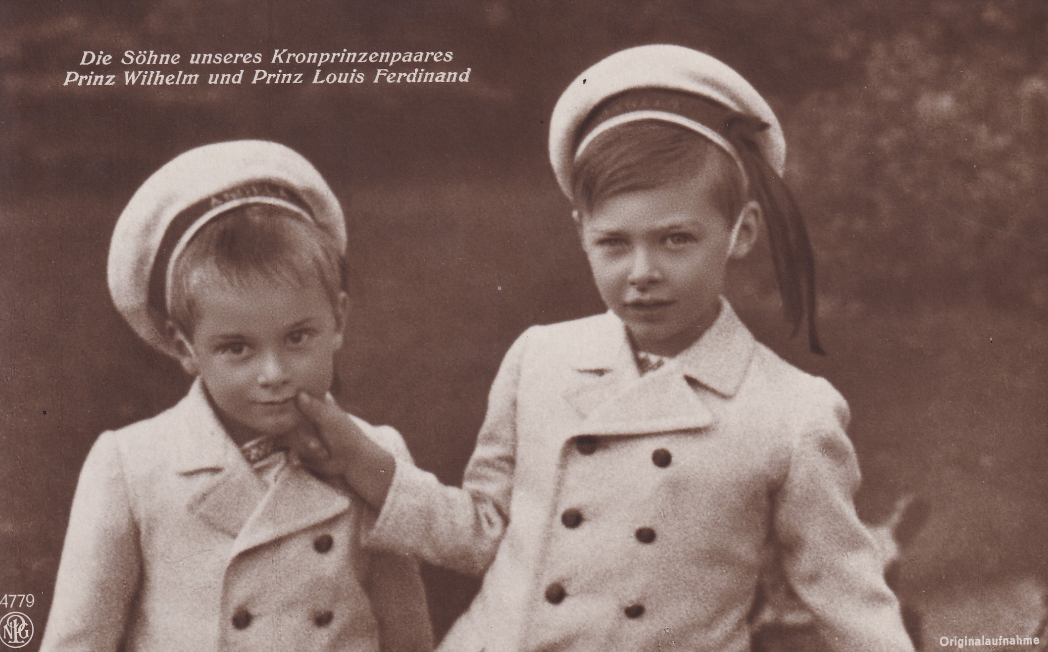 Bildpostkarte mit den beiden ältesten Söhnen des Kronprinzenpaares, 1910 (Schloß Wernigerode GmbH RR-F)