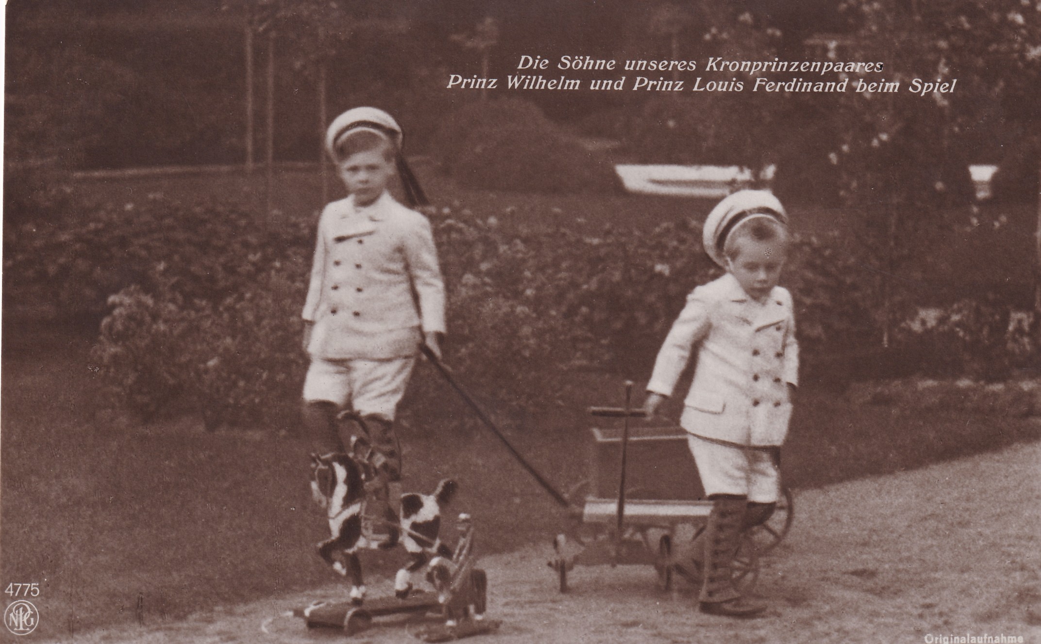 Bildpostkarte mit den beiden ältesten Söhnen des Kronprinzenpaares beim Spielen im Garten, 1910 (Schloß Wernigerode GmbH RR-F)