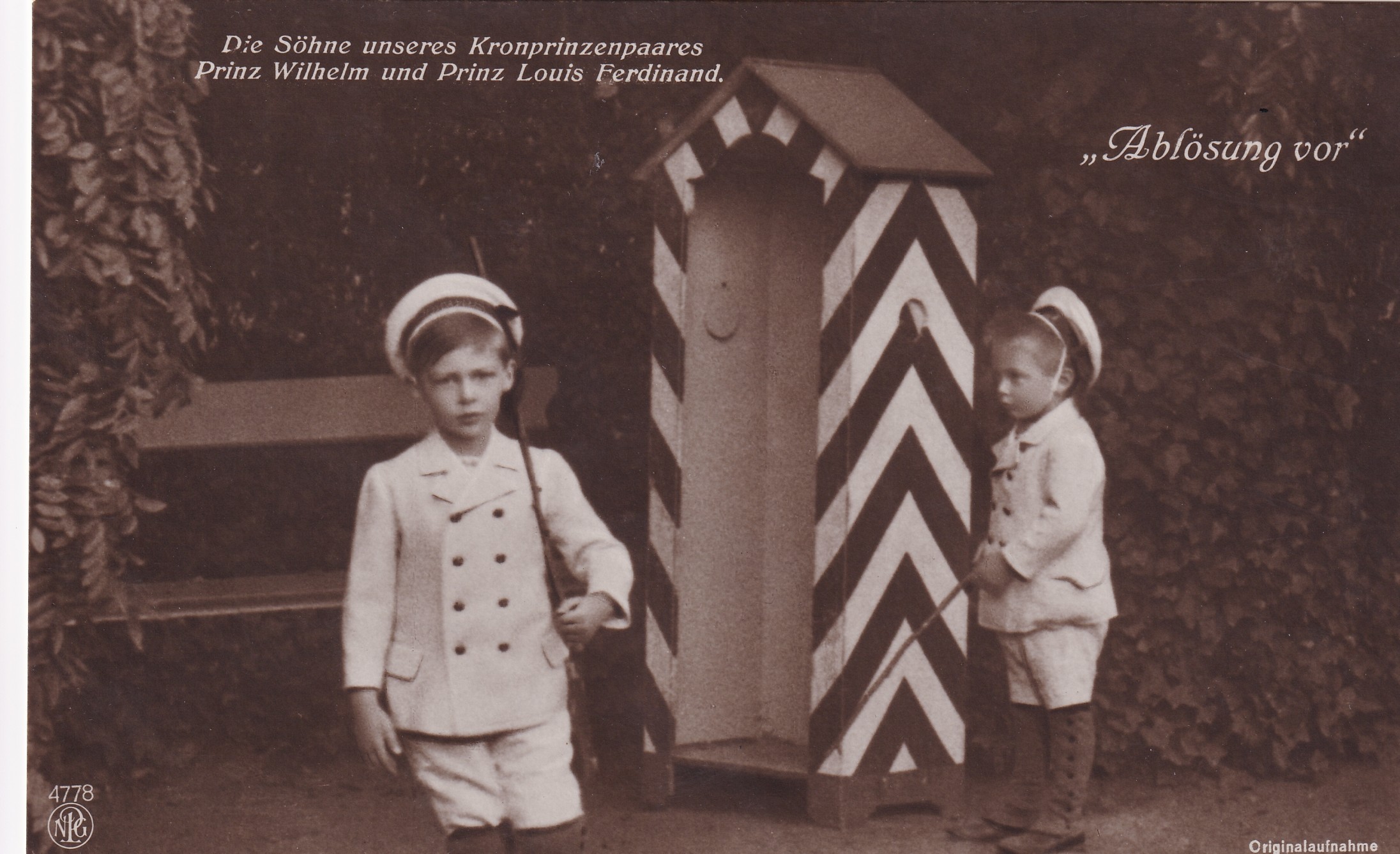 Bildpostkarte mit den beiden ältesten Söhnen des Kronprinzenpaares vor einem Wachhäuschen, 1910 (Schloß Wernigerode GmbH RR-F)