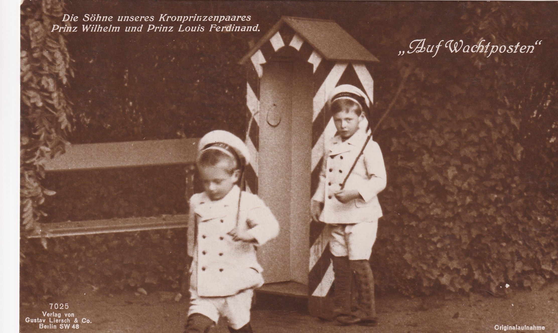 Bildpostkarte mit den beiden ältesten Söhnen des Kronprinzenpaares vor einem Wachhäuschen, 1910 (Schloß Wernigerode GmbH RR-F)