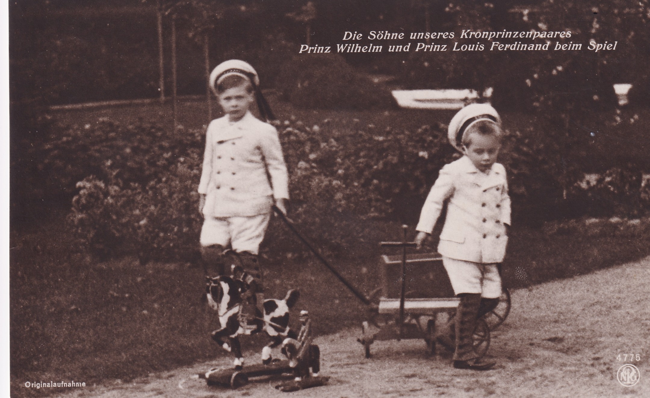 Bildpostkarte mit den beiden ältesten Söhnen des Kronprinzenpaares beim Spielen im Garten, 1910 (Schloß Wernigerode GmbH RR-F)