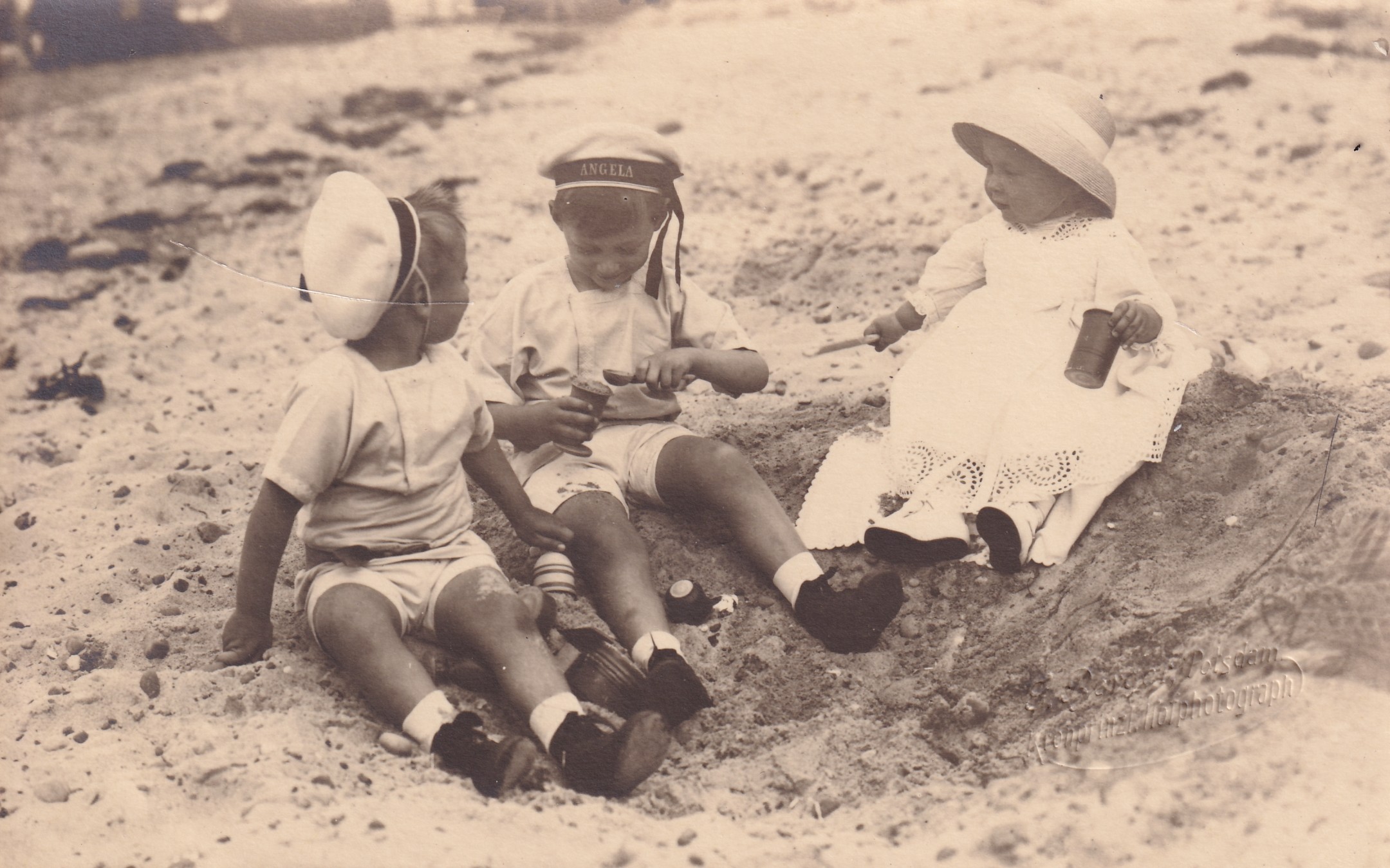 Bildpostkarte mit drei Söhnen des Kronprinzenpaares am Strand, 1910 (Schloß Wernigerode GmbH RR-F)
