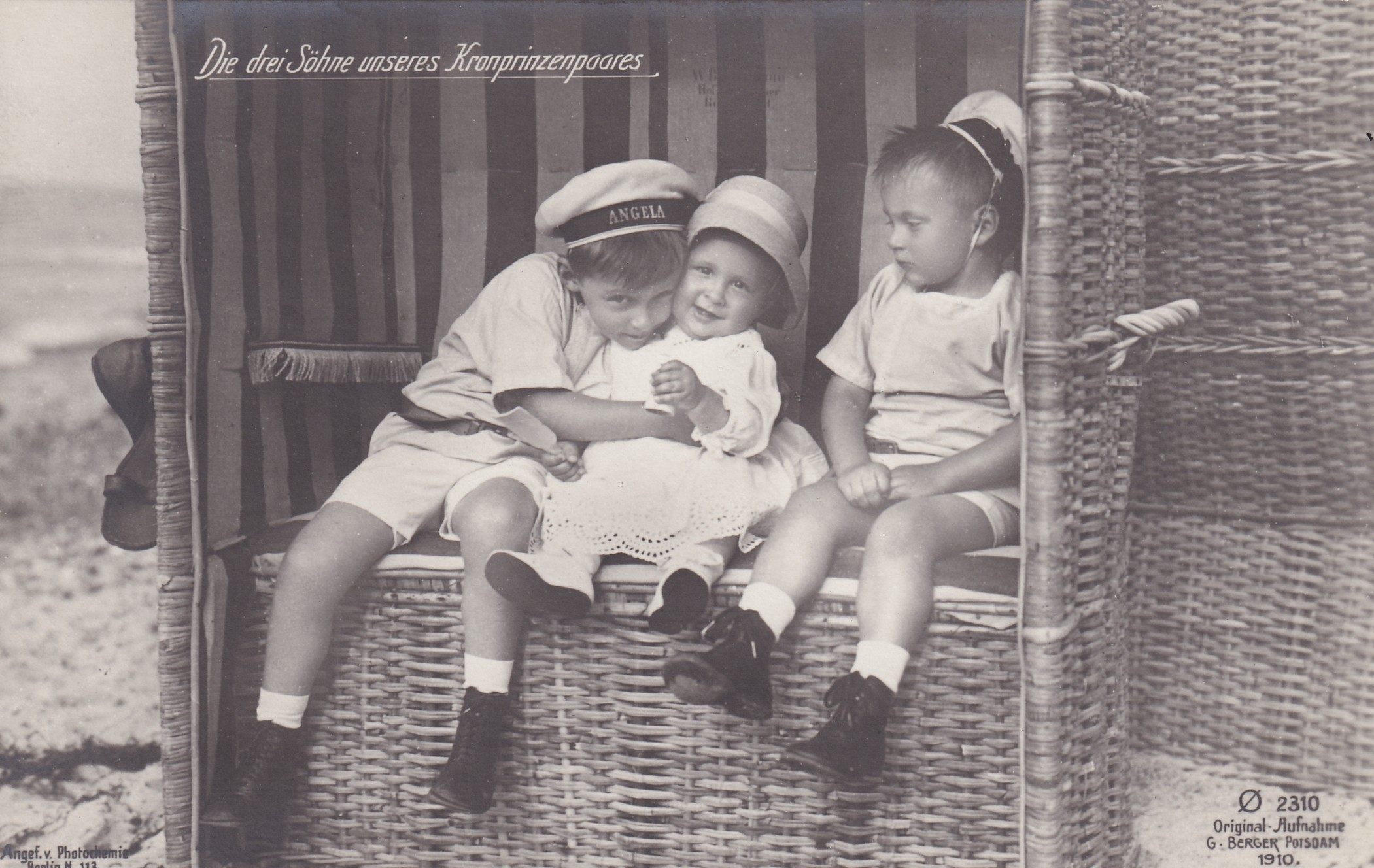 Bildpostkarte mit drei Söhnen des Kronprinzenpaares im Strandkorb, 1910 (Schloß Wernigerode GmbH RR-F)
