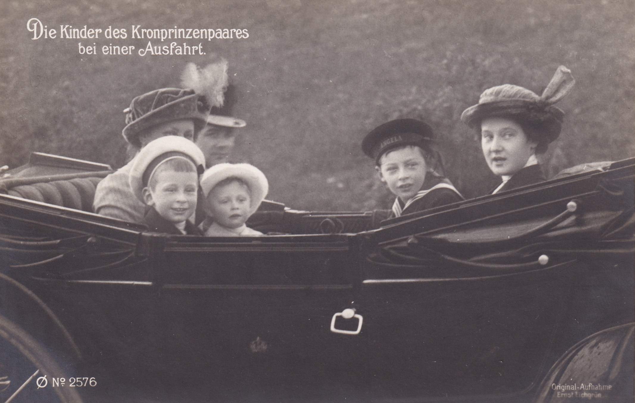 Bildpostkarte mit drei Söhnen des Kronprinzenpaares in einer Kutsche, 1913 (Schloß Wernigerode GmbH RR-F)