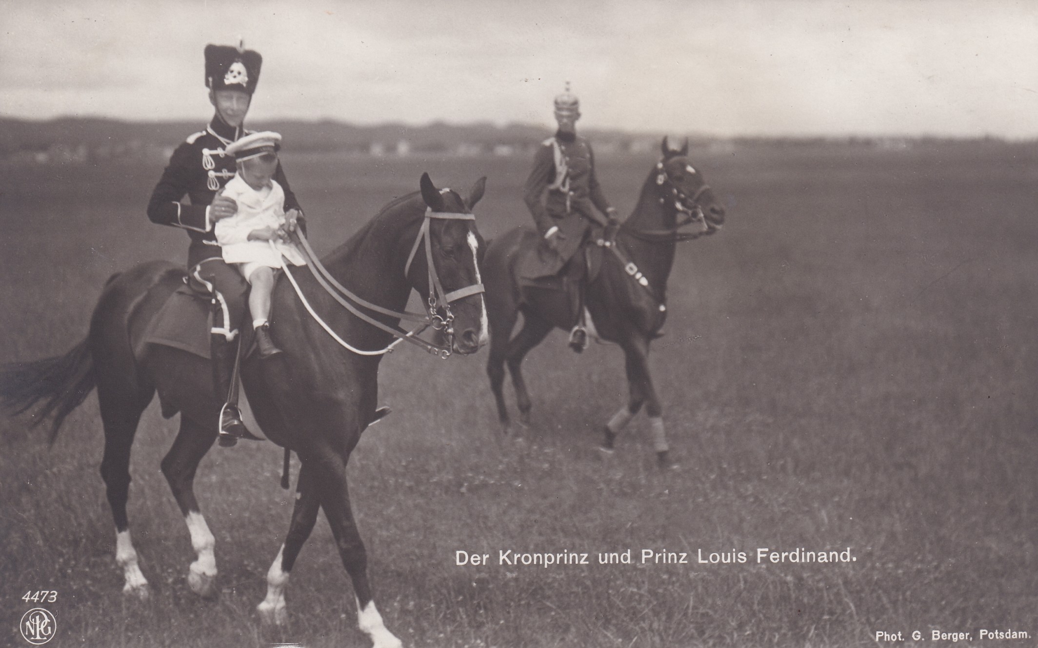 Bildpostkarte mit Kronprinz Wilhelm und seinem Sohn Louis Ferdinand zu Pferd, 1909 (Schloß Wernigerode GmbH RR-F)