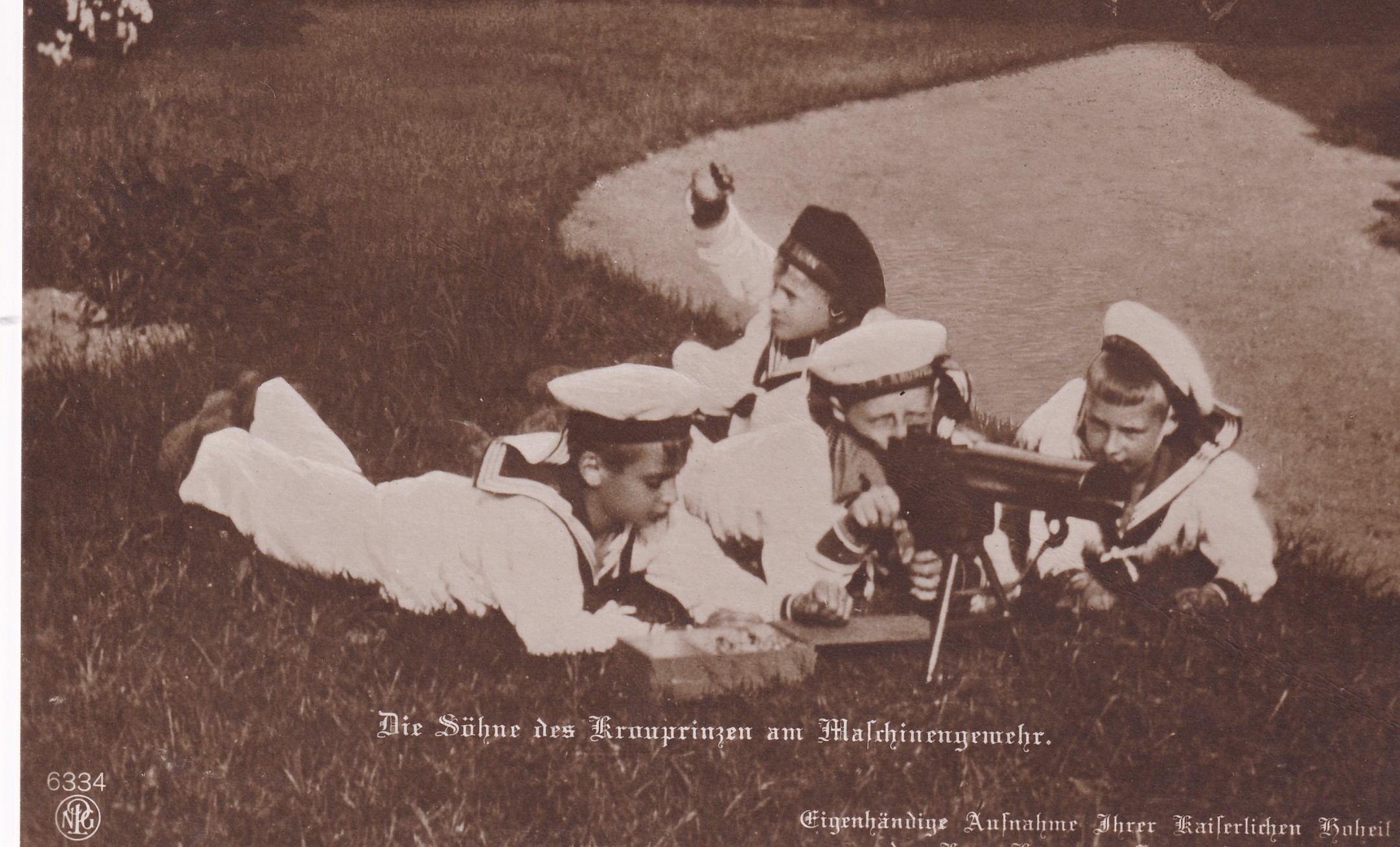 Bildpostkarte der vier Söhne des Kronprinzenpaares am Maschinengewehr, 1916 (Schloß Wernigerode GmbH RR-F)