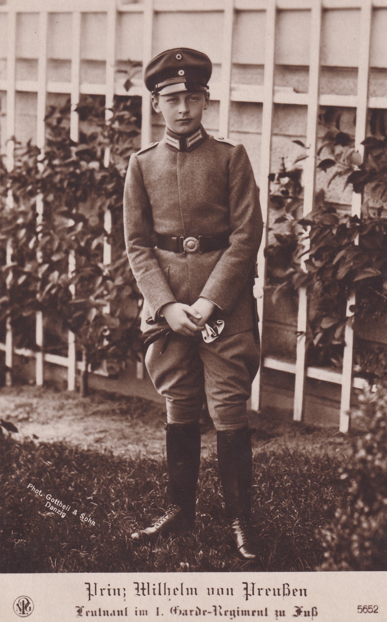 Bildpostkarte mit Foto des Prinzen Wilhelm von Preußen (1906-1940) in Uniform, 1916 (Schloß Wernigerode GmbH RR-F)