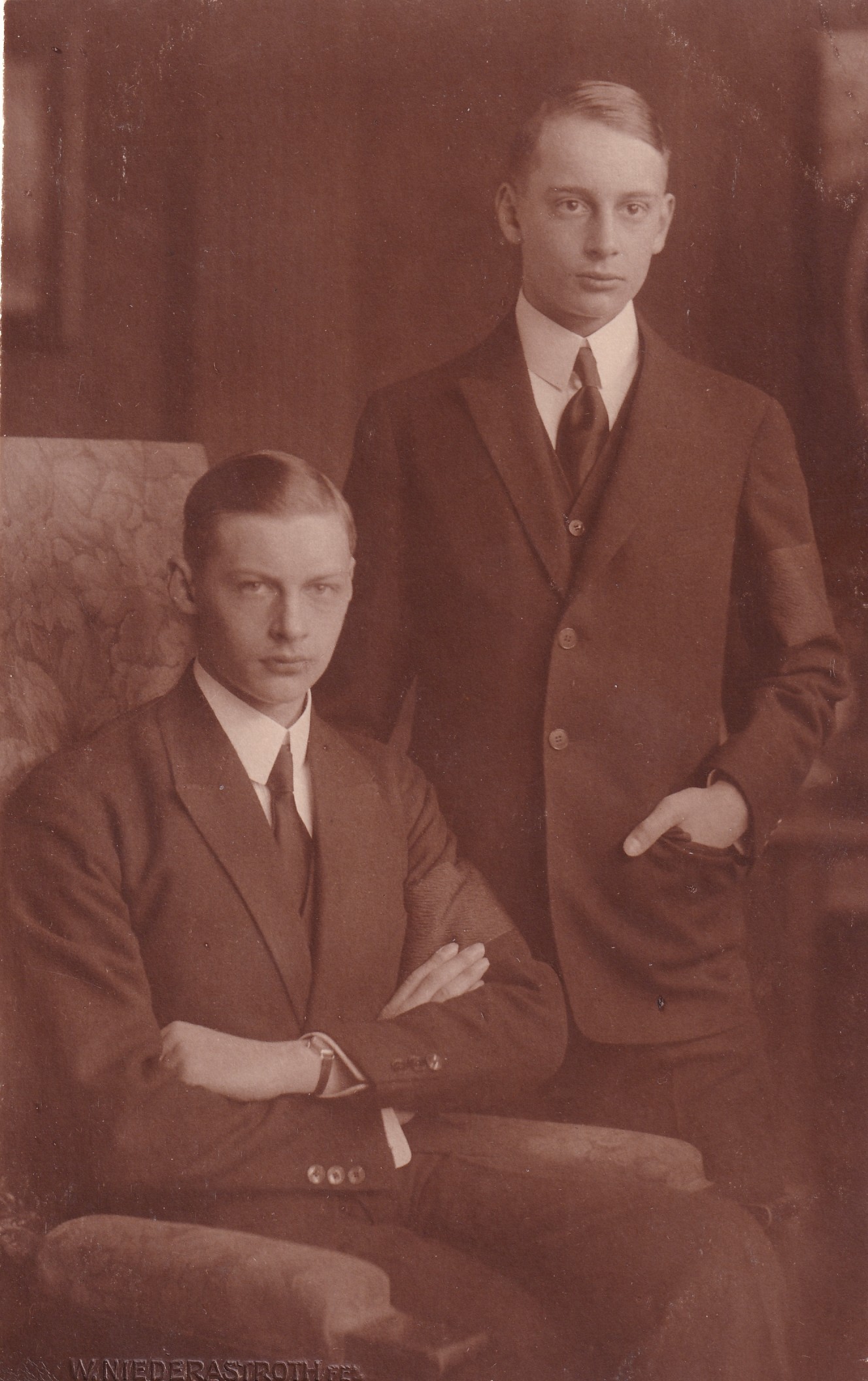 Bildpostkarte mit den beiden ältesten Söhnen des Kronprinzenpaares, 1921 (Schloß Wernigerode GmbH RR-F)