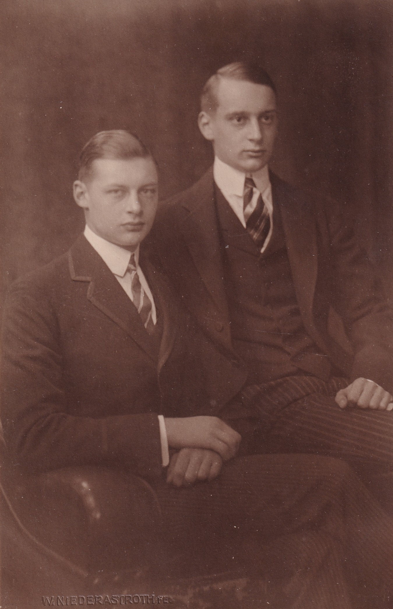 Bildpostkarte mit den beiden ältesten Söhnen des Kronprinzenpaares, 1924 (Schloß Wernigerode GmbH RR-F)