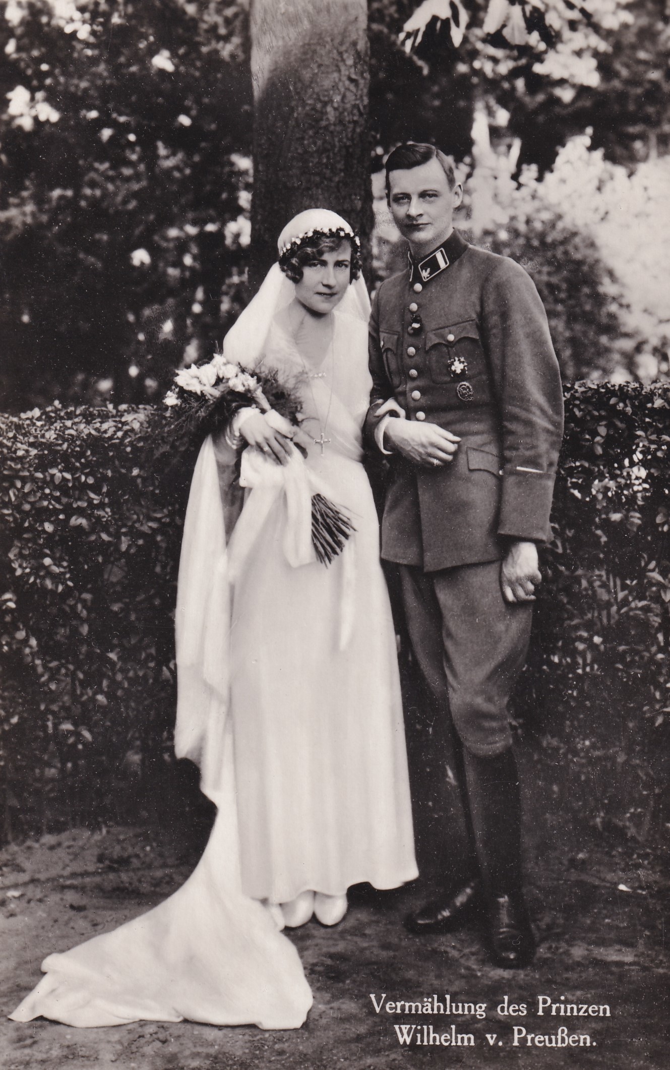 Bildpostkarte des Brautpaares Prinz Wilhelm von Preußen (1906-1940) und Dorothea von Salviati (1907-1972), 3. Juni 1933 (Schloß Wernigerode GmbH RR-F)