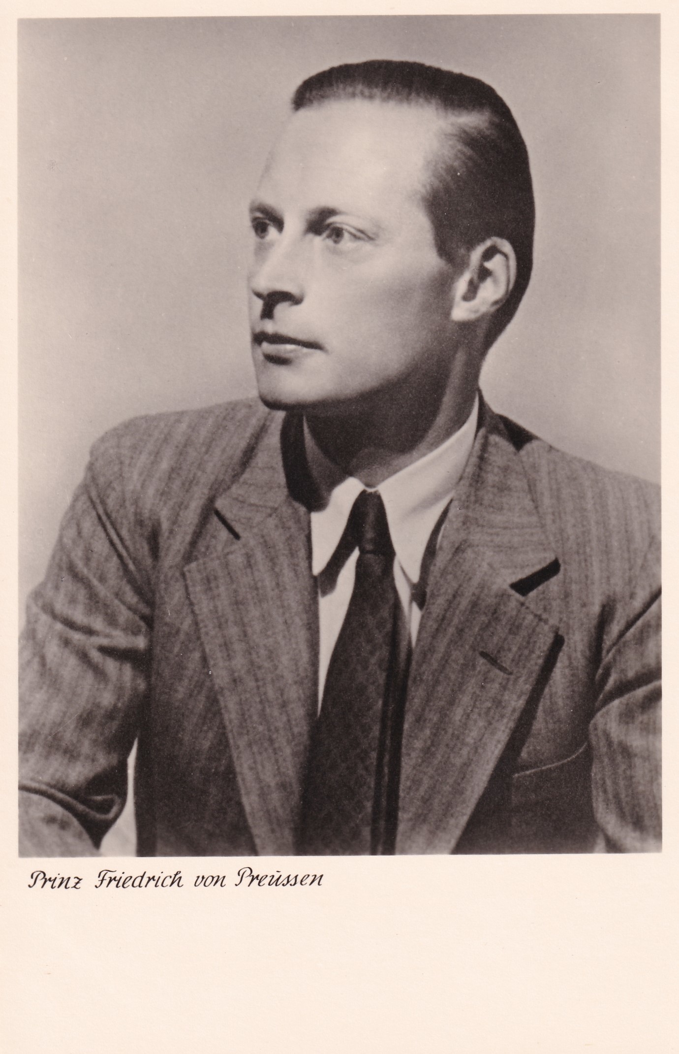Bildpostkarte mit Foto des Prinzen Friedrich von Preußen (1911-1966), um 1950 (Schloß Wernigerode GmbH RR-F)