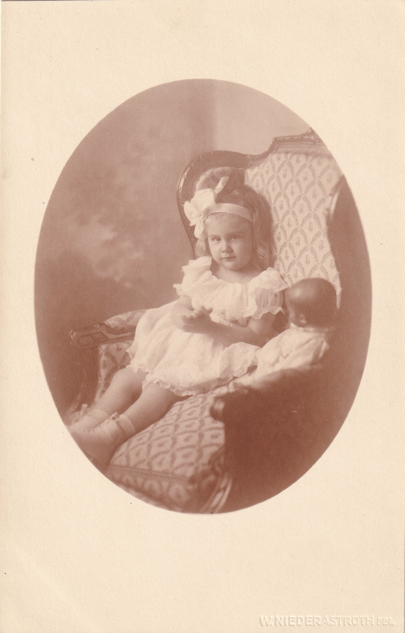Bildpostkarte mit Foto der Prinzessin Cecilie von Preußen (1917-1975), 1919 (Schloß Wernigerode GmbH RR-F)