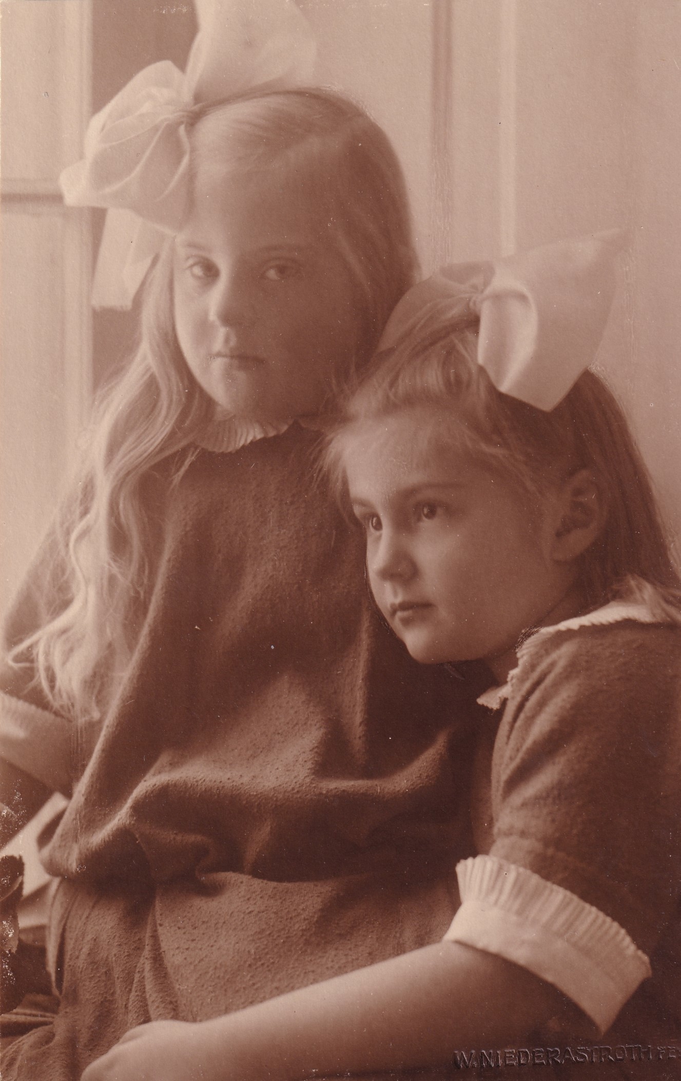 Bildpostkarte mit Foto der Prinzessinnen Alexandrine und Cecilie von Preußen, 1923 (Schloß Wernigerode GmbH RR-F)