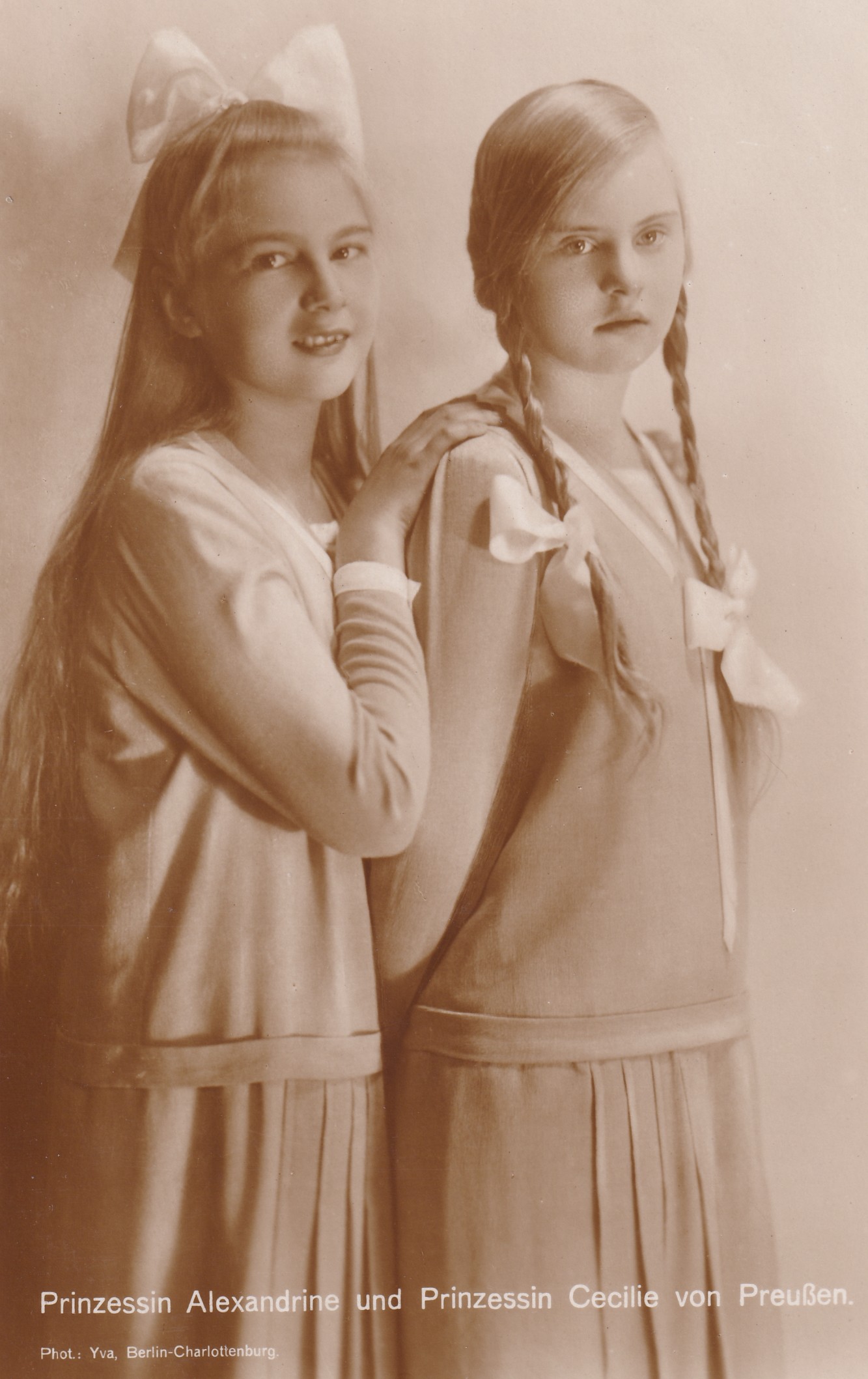 Bildpostkarte mit Foto der Prinzessinnen Alexandrine und Cecilie von Preußen, 1926 (Schloß Wernigerode GmbH RR-F)