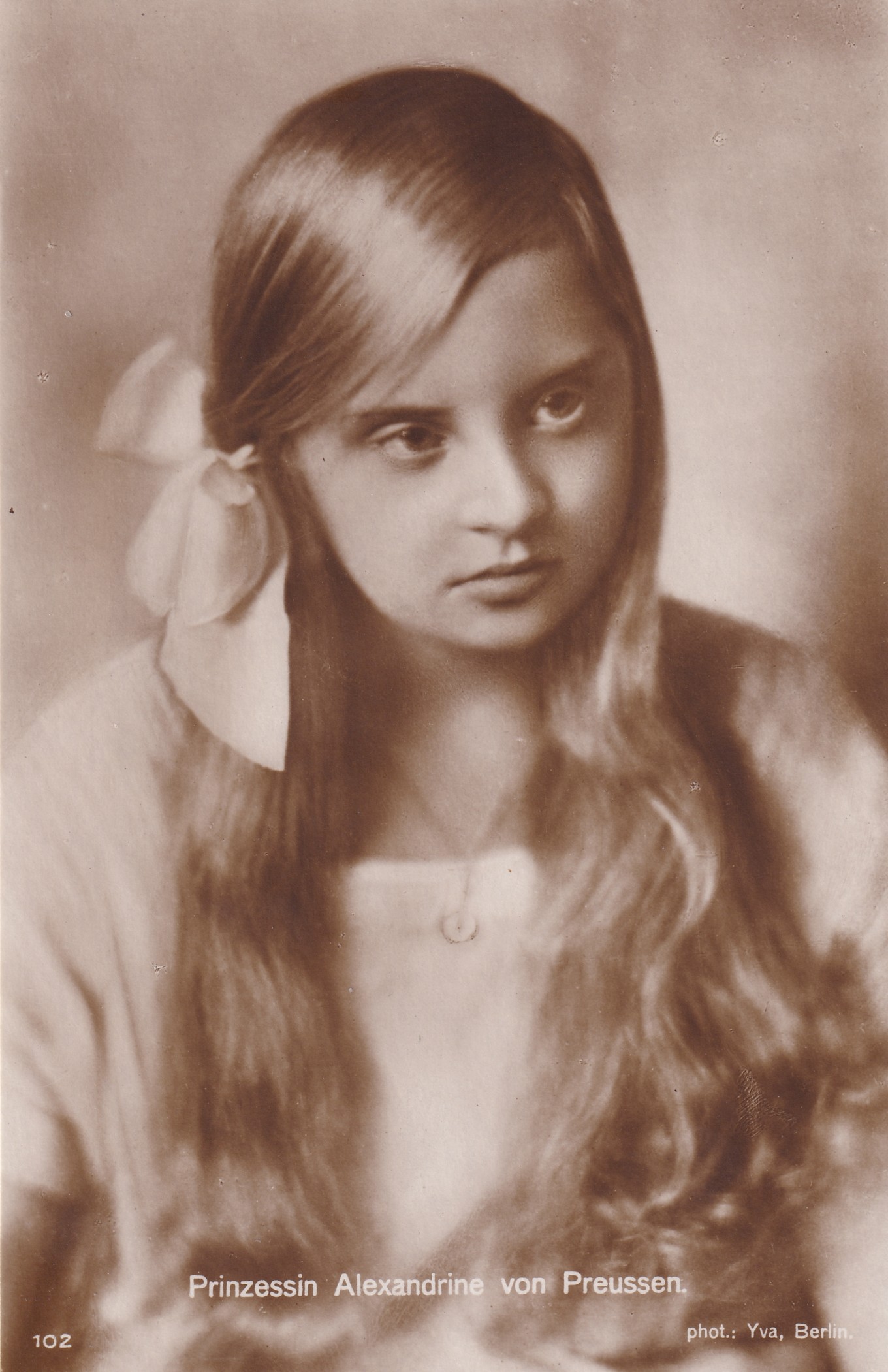 Bildpostkarte mit Foto der Prinzessin Alexandrine von Preußen, 1926 (Schloß Wernigerode GmbH RR-F)