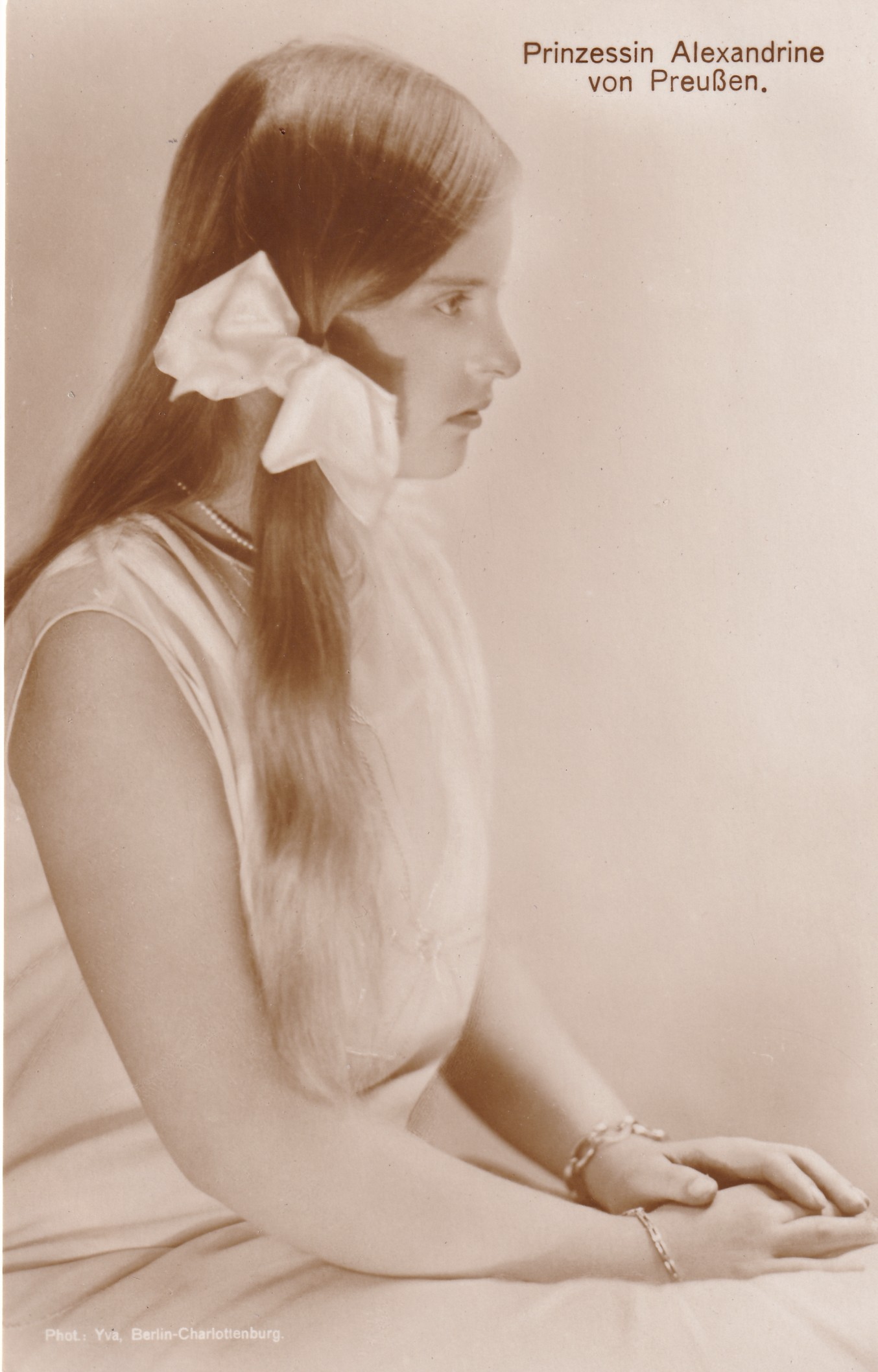 Bildpostkarte mit Foto der Prinzessin Alexandrine von Preußen, 1930 (Schloß Wernigerode GmbH RR-F)