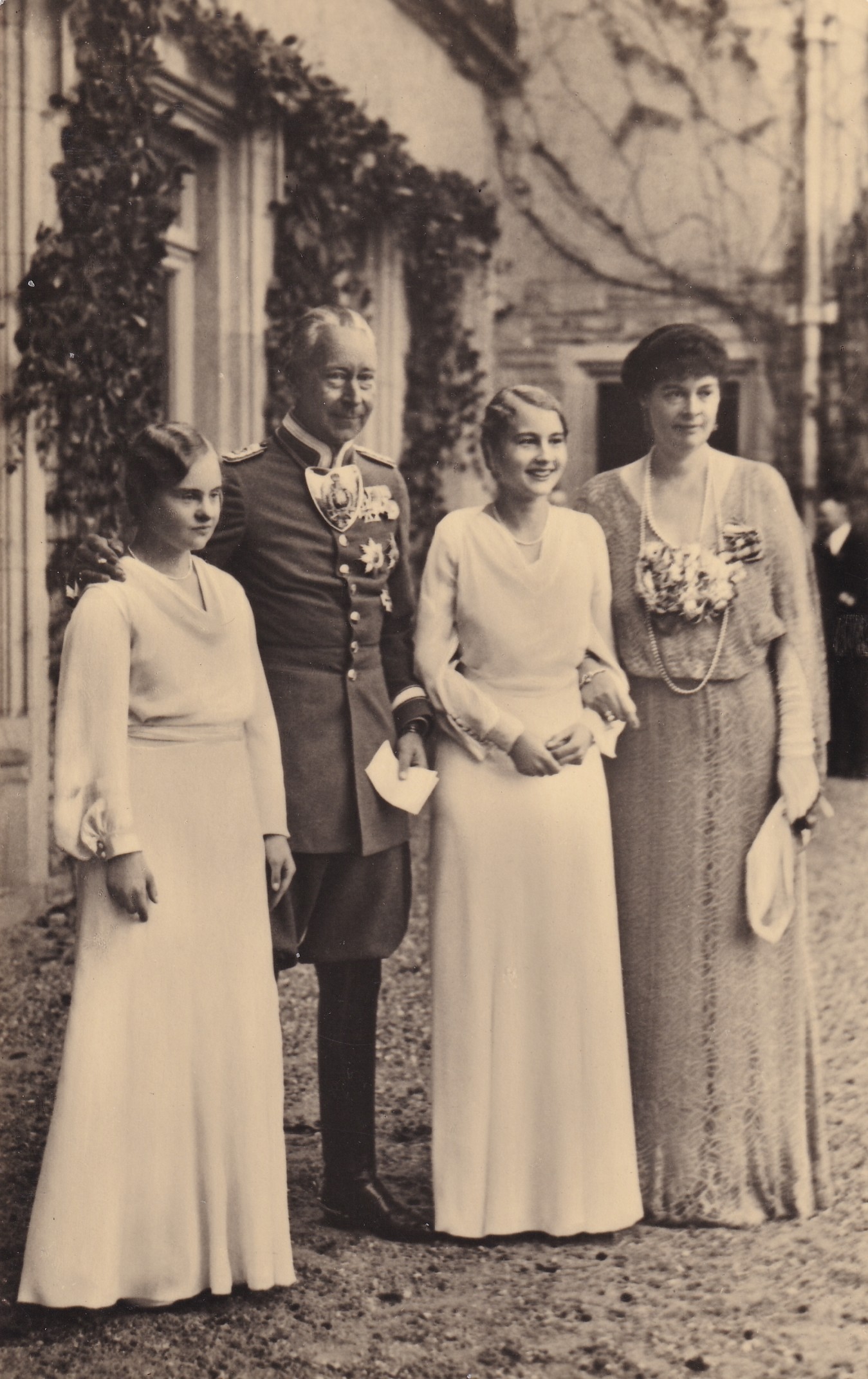 Bildpostkarte mit Foto von der Einsegnung der Töchter des Kronprinzenpaares, 1934 (Schloß Wernigerode GmbH RR-F)