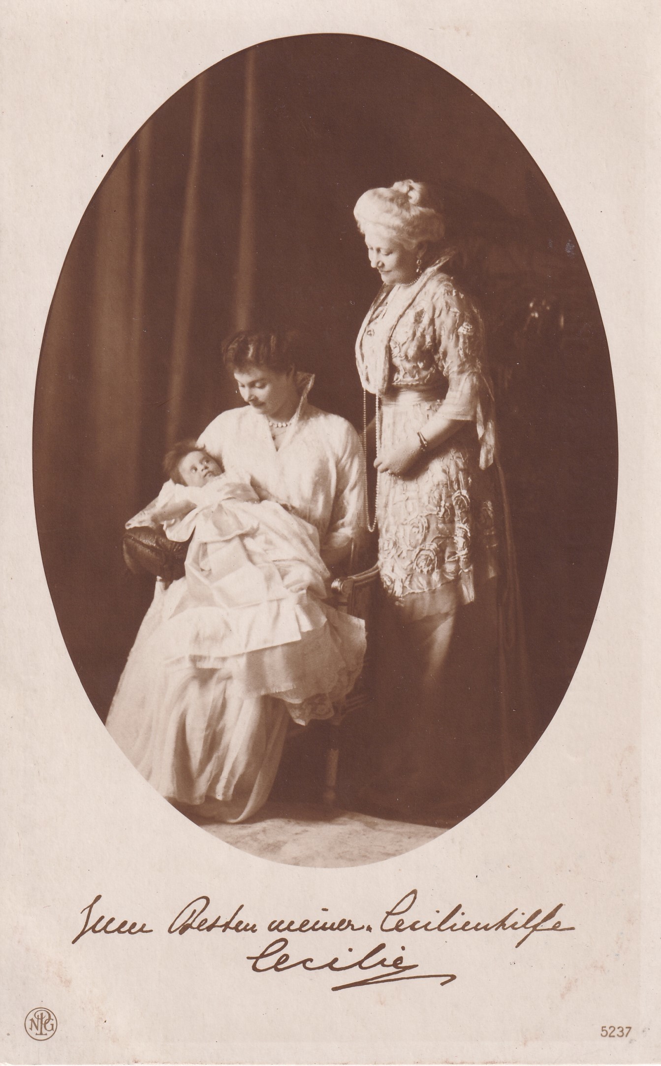 Bildpostkarte mit Foto der Kaiserin Auguste Viktoria, ihrer Schwiegertochter Cecilie und Enkelin Alexandrine, 1915 (Schloß Wernigerode GmbH RR-F)