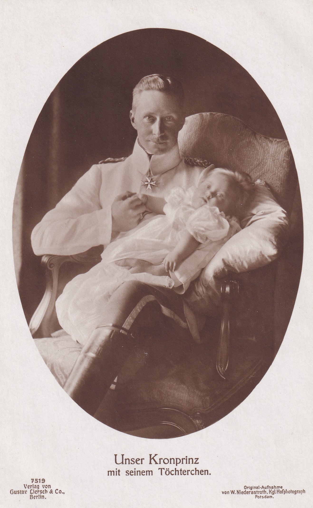 Bildpostkarte mit Foto des Kronprinzen Wilhelm und seiner Tochter Alexandrine, 1915 (Schloß Wernigerode GmbH RR-F)