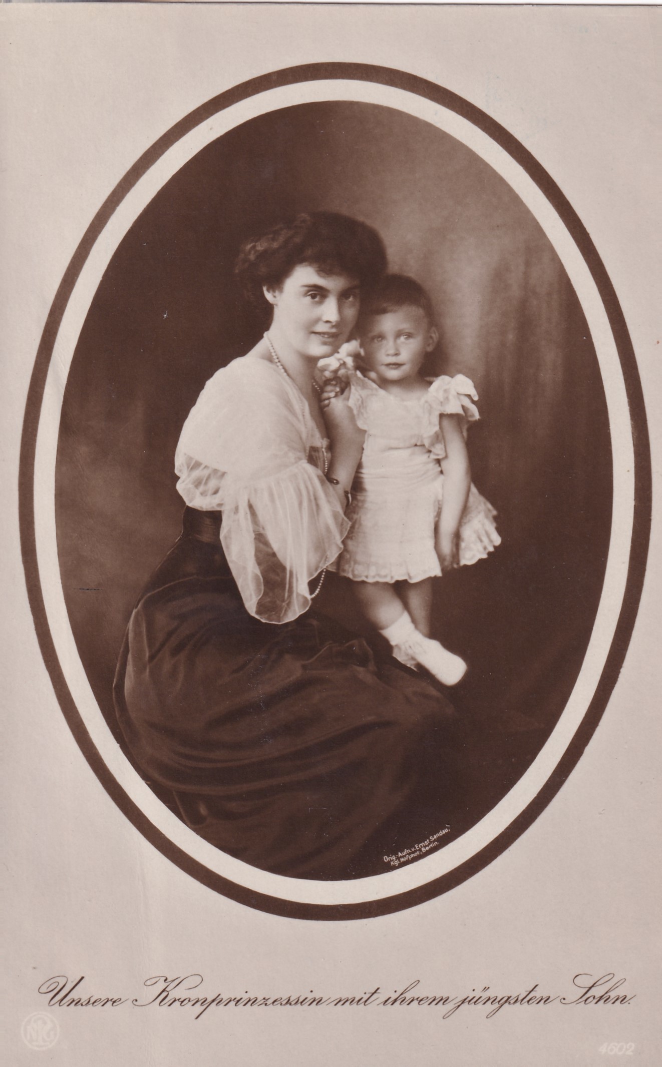 Bildpostkarte mit Foto der Kronprinzessin Cecilie mit ihrem Sohn Friedrich, 1913 (Schloß Wernigerode GmbH RR-F)