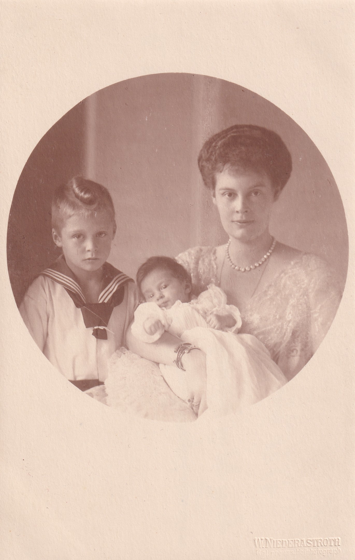 Bildpostkarte mit Foto der Kronprinzessin Cecilie mit ihren Kindern Friedrich und Cecilie, 1917 (Schloß Wernigerode GmbH RR-F)