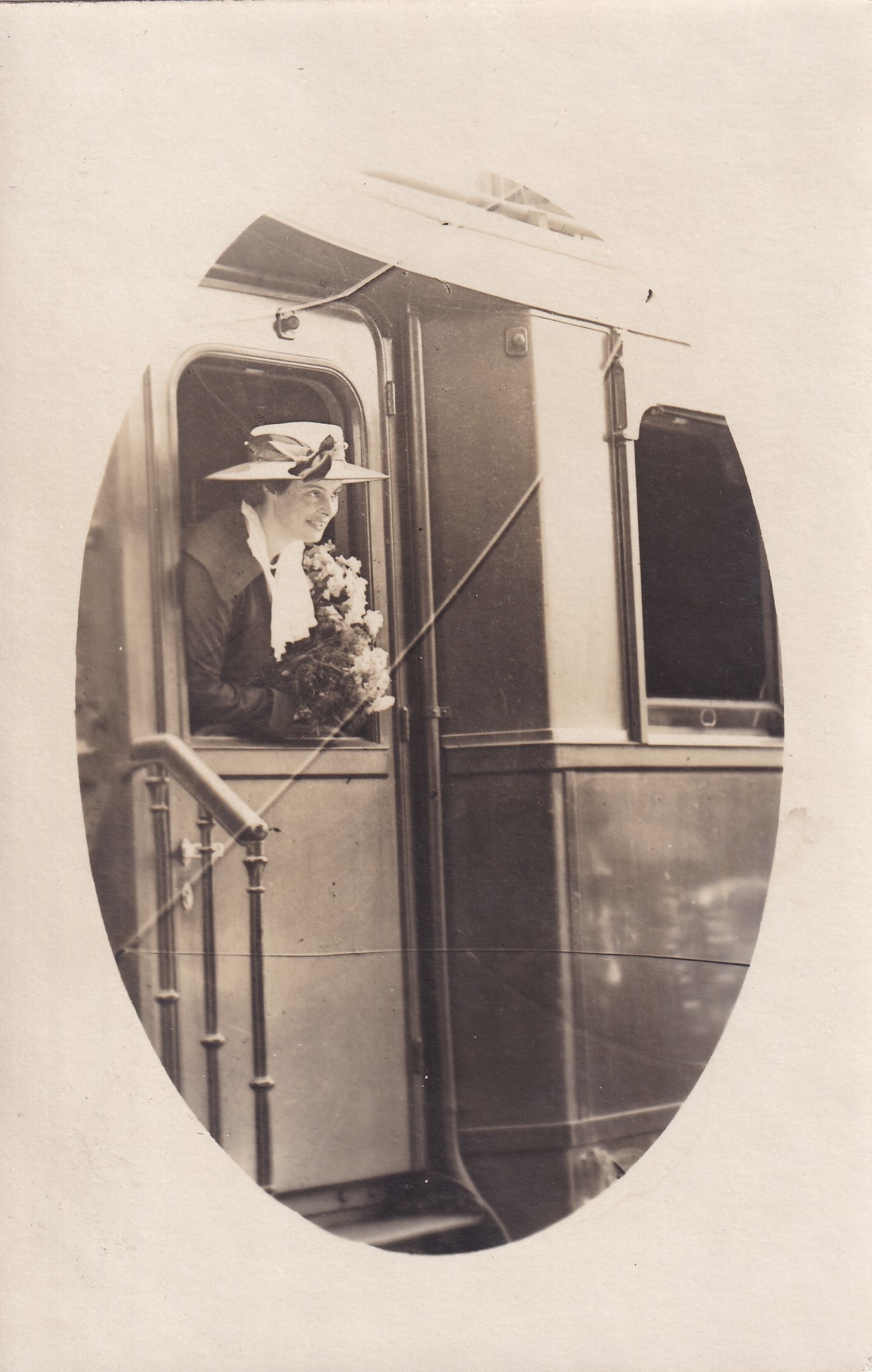 Bildpostkarte mit Foto der Kronprinzessin Cecilie aus einem Zugfenster schauend, 1919 (?) (Schloß Wernigerode GmbH RR-F)