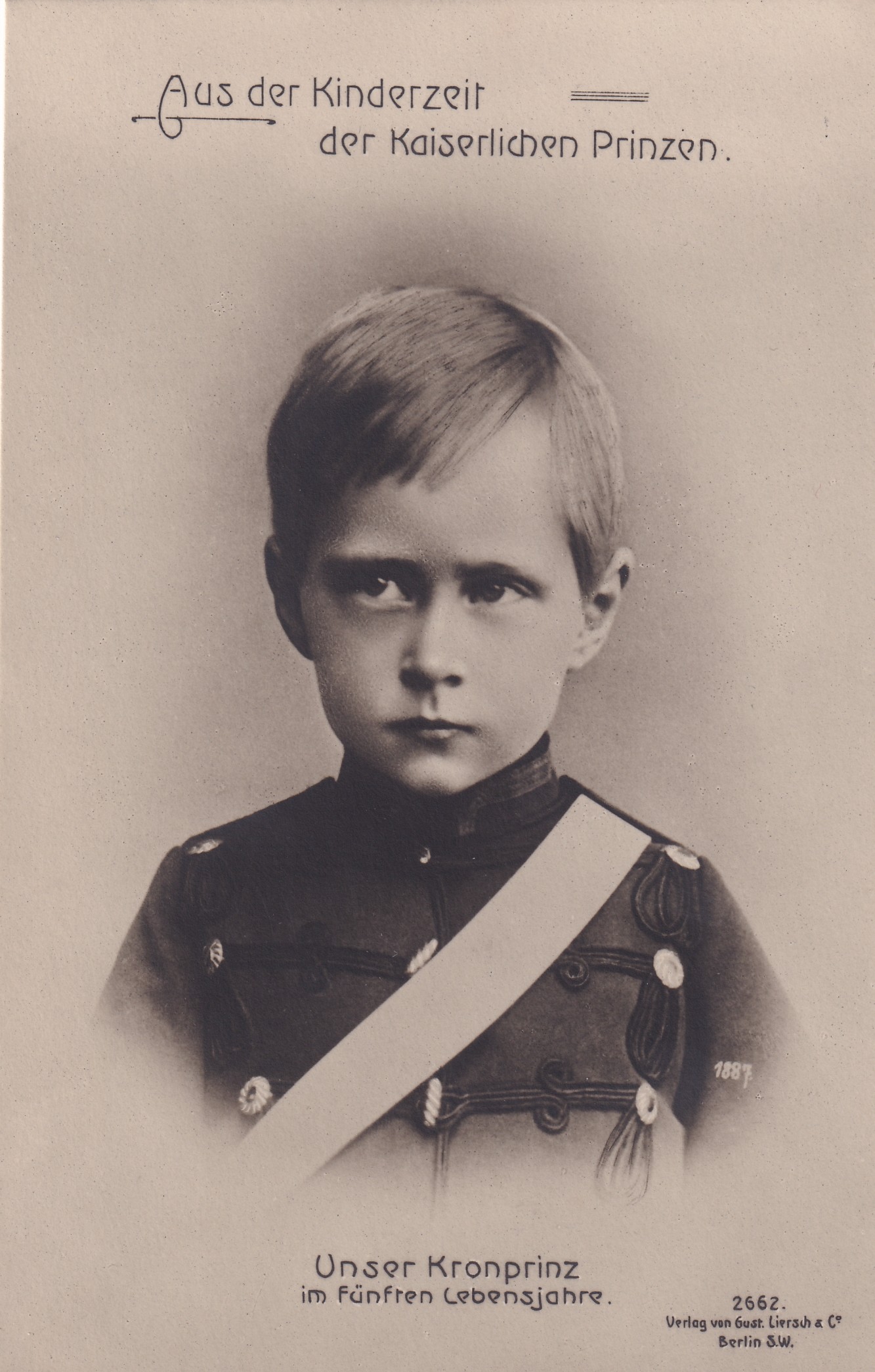 Bildpostkarte mit Foto eines Kinderporträts des späteren Kronprinzen Wilhelm (1882-1951), 1887 (Schloß Wernigerode GmbH RR-F)